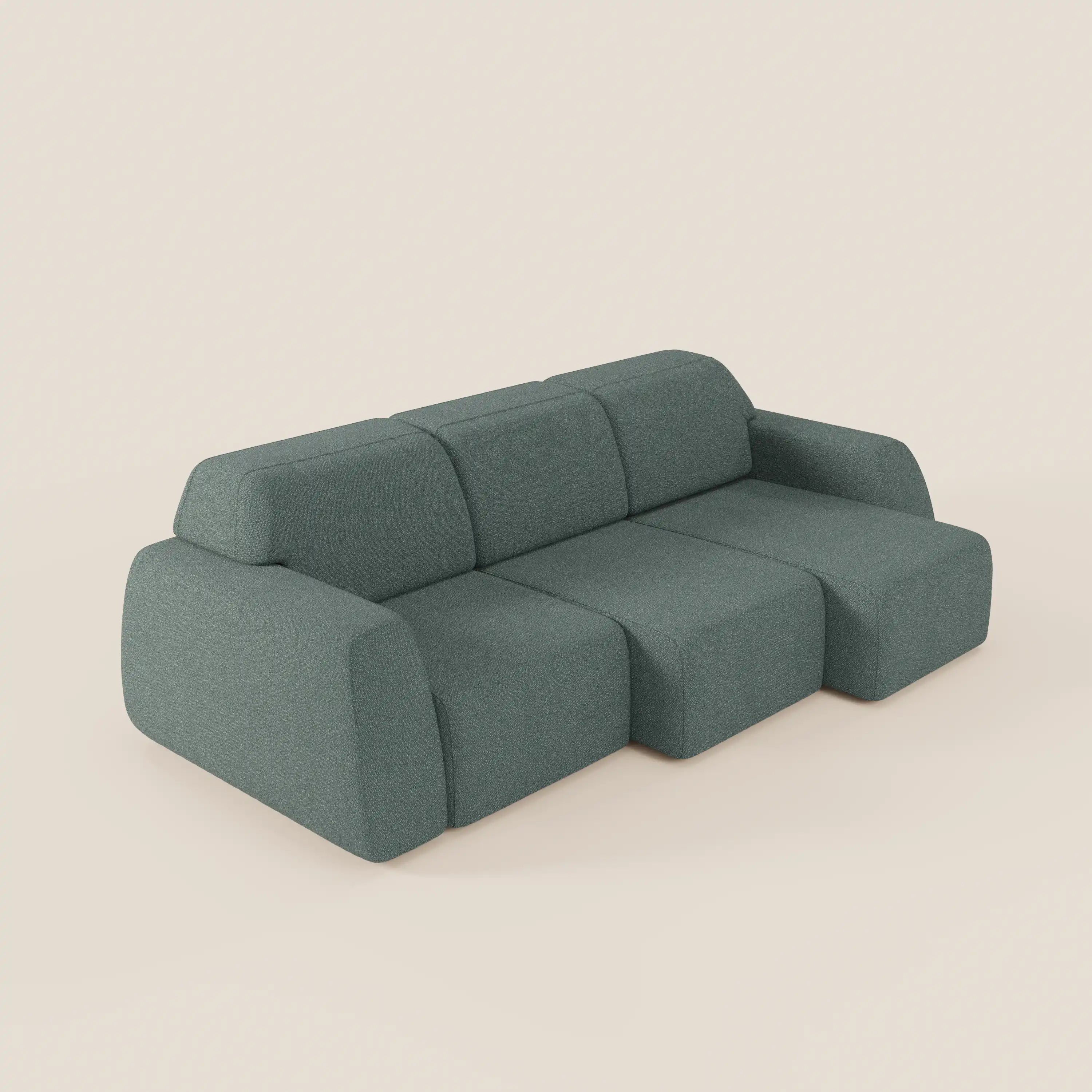 Il divano Orbit di Divani.Store è caratterizzato da 3 sedute indipendenti, scorrevoli e allungabili, rivestite in tessuto antimacchia T33 effetto cotone, con design geometrico minimalista e bordi arrotondati in tonalità verde acqua.