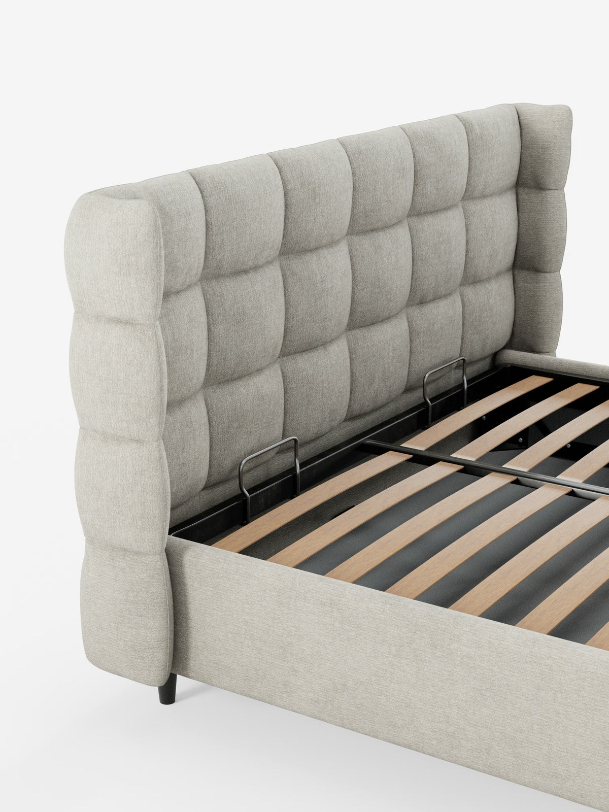 Un primo piano del letto imbottito RAGNAR con contenitore e testiera capitonné avvolgente di Letti.store mette in risalto la sua alta testiera capitonné in tessuto grigio chiaro, realizzata con un elegante materiale certificato Oeko-Tex® e doghe in legno. La testiera capitonné avvolgente presenta un aspetto trapuntato e imbottito con profonde rientranze quadrate. Questo moderno telaio del letto si staglia su uno sfondo bianco.