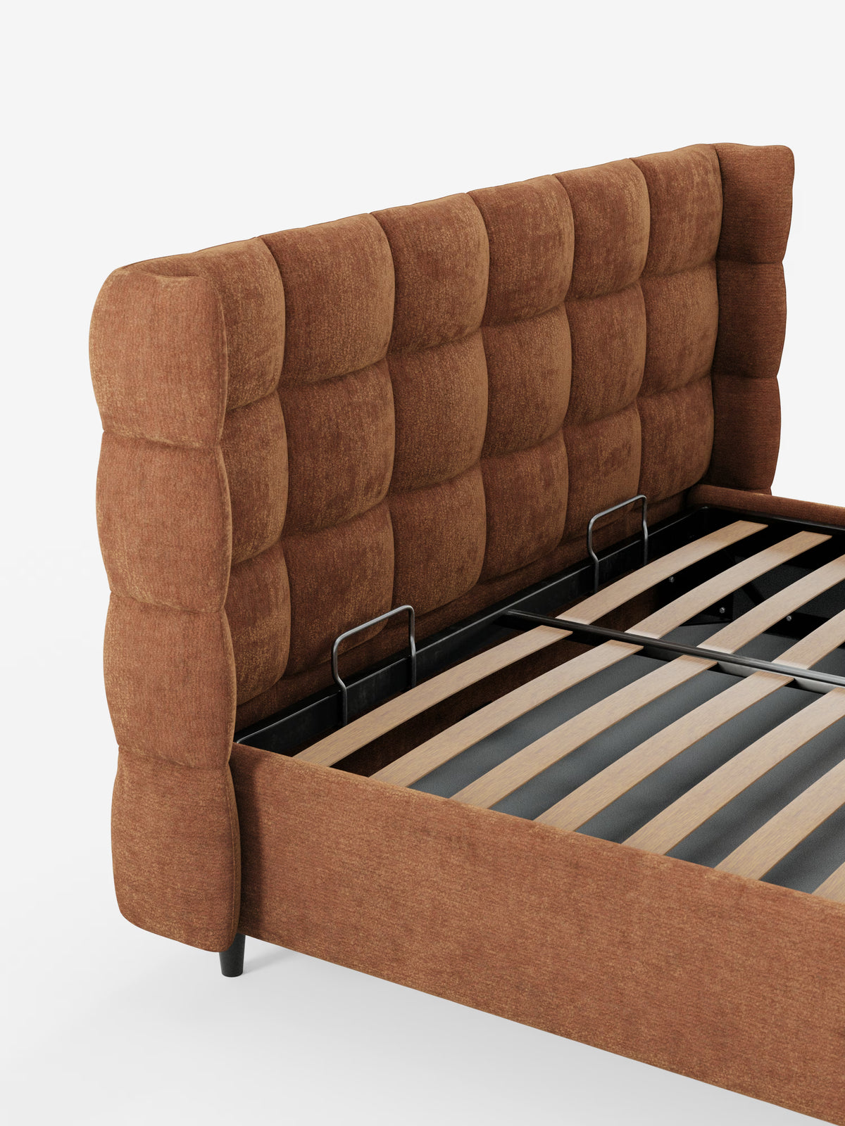 Vi presentiamo RAGNAR di Letti.store: un elegante letto imbottito con contenitore, caratterizzato da una testiera alta e avvolgente con rivestimento capitonné, che presenta un caratteristico motivo a griglia con morbide cuciture arrotondate. Realizzato in tessuto certificato Oeko-Tex®, questo letto moderno è dotato di doghe in legno per il sostegno del materasso e poggia su gambe nere dal design minimalista. Materasso non incluso. Fotografato su sfondo bianco.