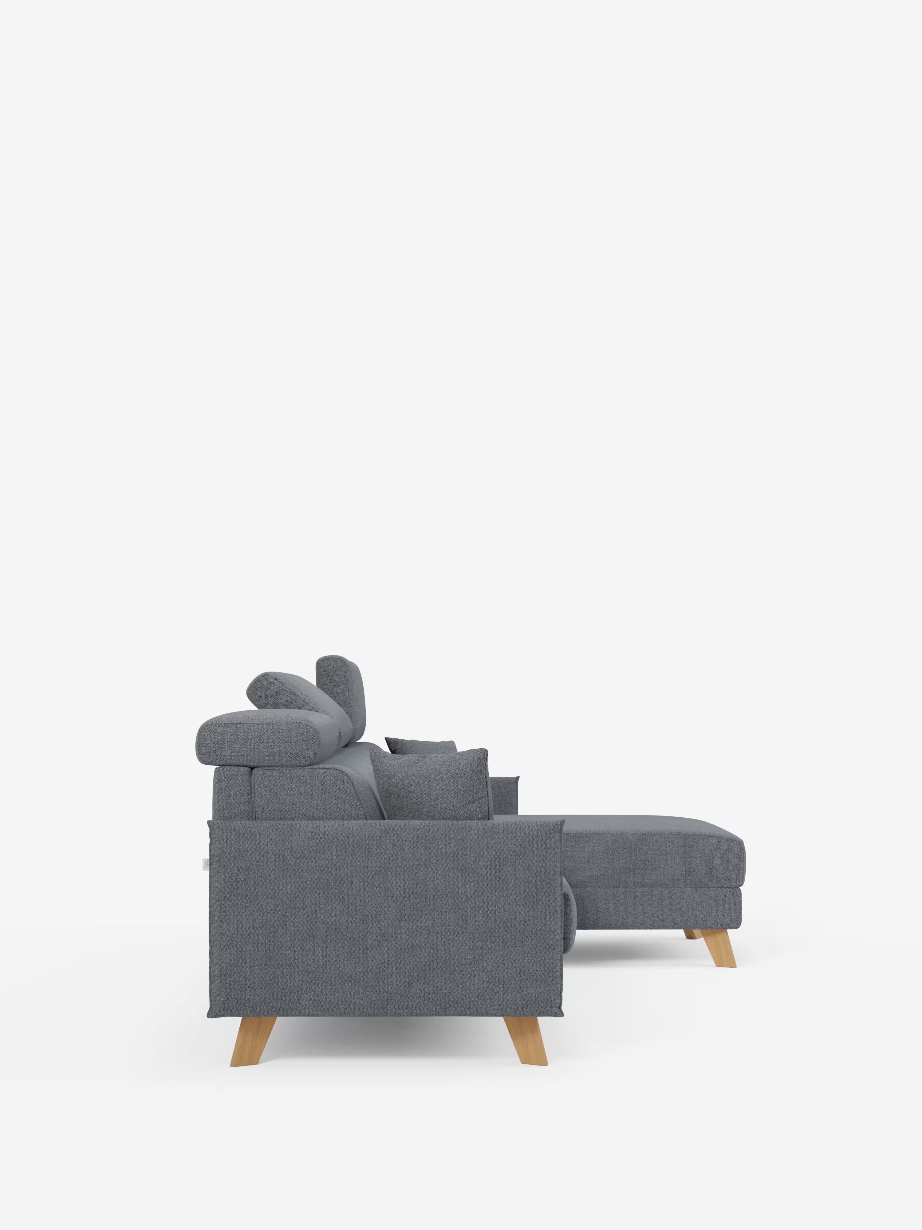 Una vista laterale del divano letto matrimoniale angolare Sole di Divani.Store ne mette in risalto il moderno rivestimento in tessuto T23 grigio e resistente alle macchie e le gambe angolari in legno. Progettato in stile scandinavo, questo divano componibile è dotato di poggiatesta alti e reclinabili e di una chaise longue integrata con una penisola contenitore sul lato destro. Il divano è presentato su uno sfondo bianco a tinta unita.