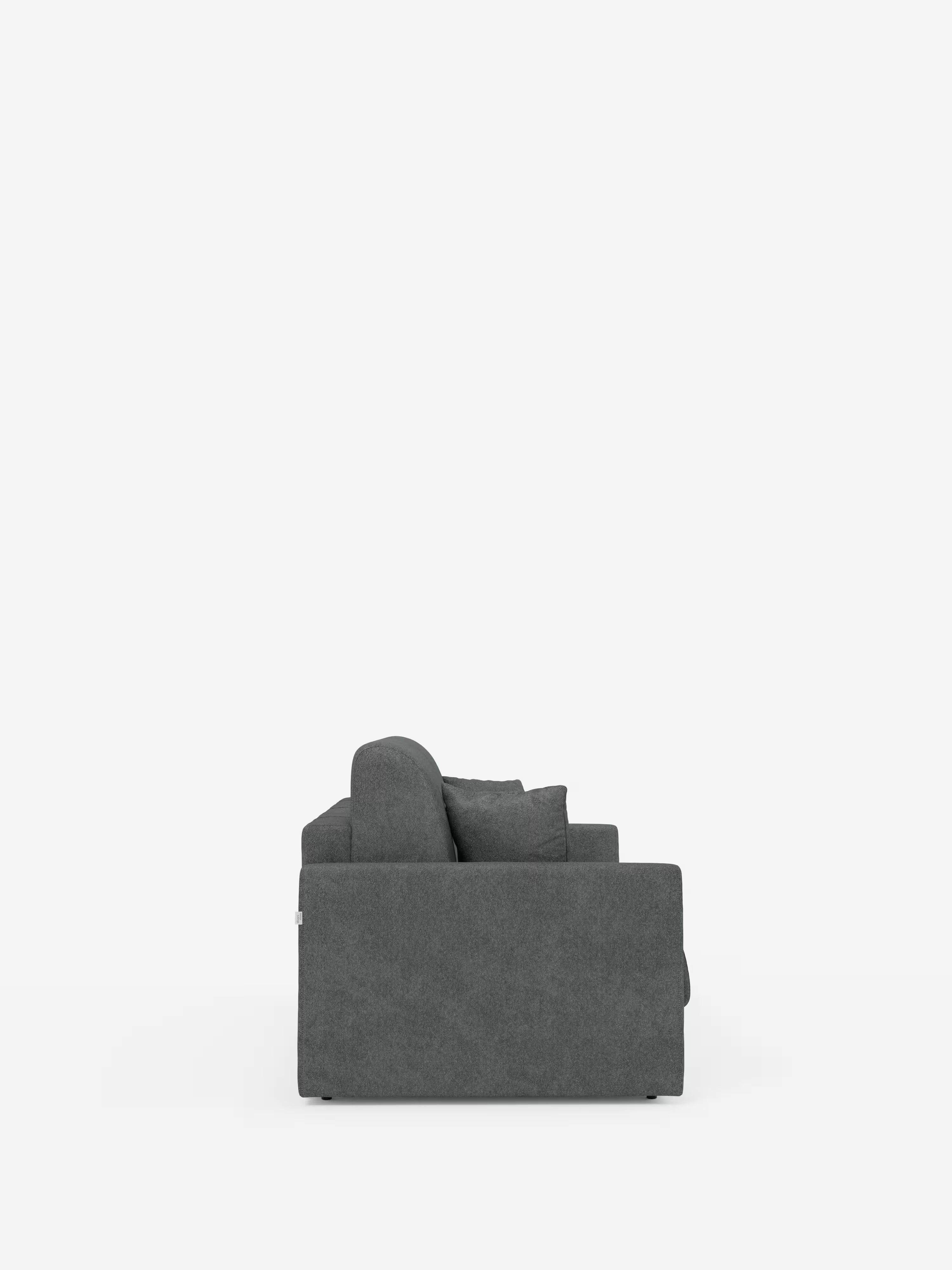 Vista laterale del divano letto Tommy Divani.Store a 2 e 3 posti matrimoniale, rivestito in tessuto T33 effetto cotone grigio scuro, resistente alle macchie. Questo moderno divano letto presenta morbidi cuscini per lo schienale e la seduta, linee pulite e dritte e un design compatto senza gambe a vista né elementi decorativi, il tutto su uno sfondo bianco a tinta unita. I rivestimenti sono completamente sfoderabili per facilitare la pulizia.