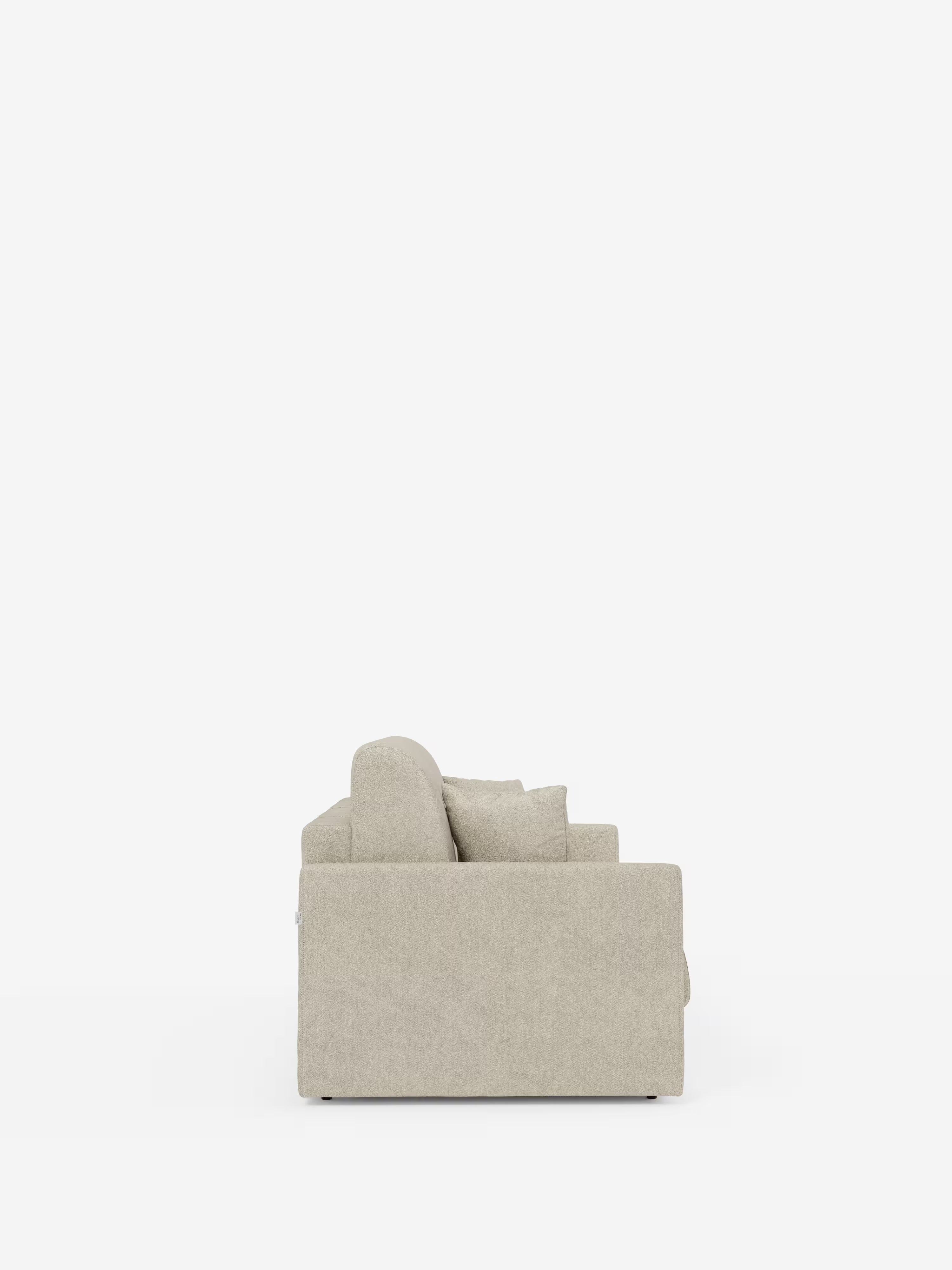 Vista laterale del divano letto Tommy a 2 e 3 posti matrimoniale di Divani.Store, rivestito in tessuto T33 beige chiaro, antimacchia, dall’aspetto simile al cotone e completamente sfoderabile. Il divano letto presenta uno schienale imbottito, linee pulite e una silhouette squadrata che gli conferiscono un look moderno e minimalista. È posizionato al centro su uno sfondo bianco, con ampio spazio libero sopra il divano.
