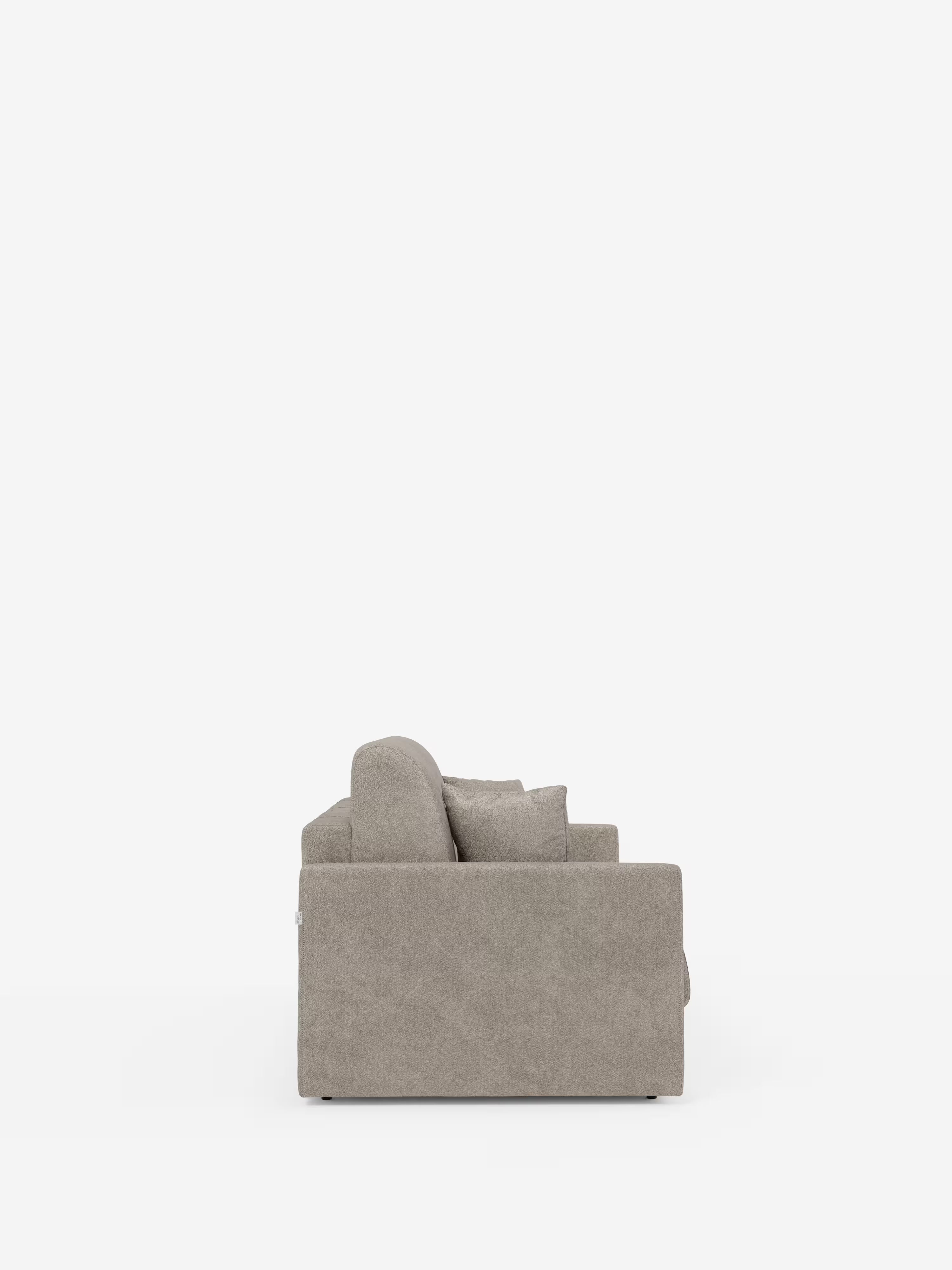 Vista laterale del divano letto Tommy Divano a 2 e 3 posti matrimoniale di Divani.Store, presentato in una moderna tonalità di grigio chiaro su uno sfondo bianco a tinta unita. Questo divano dal design contemporaneo presenta una silhouette squadrata con morbidi cuscini dello schienale e della seduta, un unico bracciolo sinistro e gambe non visibili. Rivestito in tessuto T33 simile al cotone, sfoderabile e resistente alle macchie, per uno stile minimalista e una facile manutenzione.