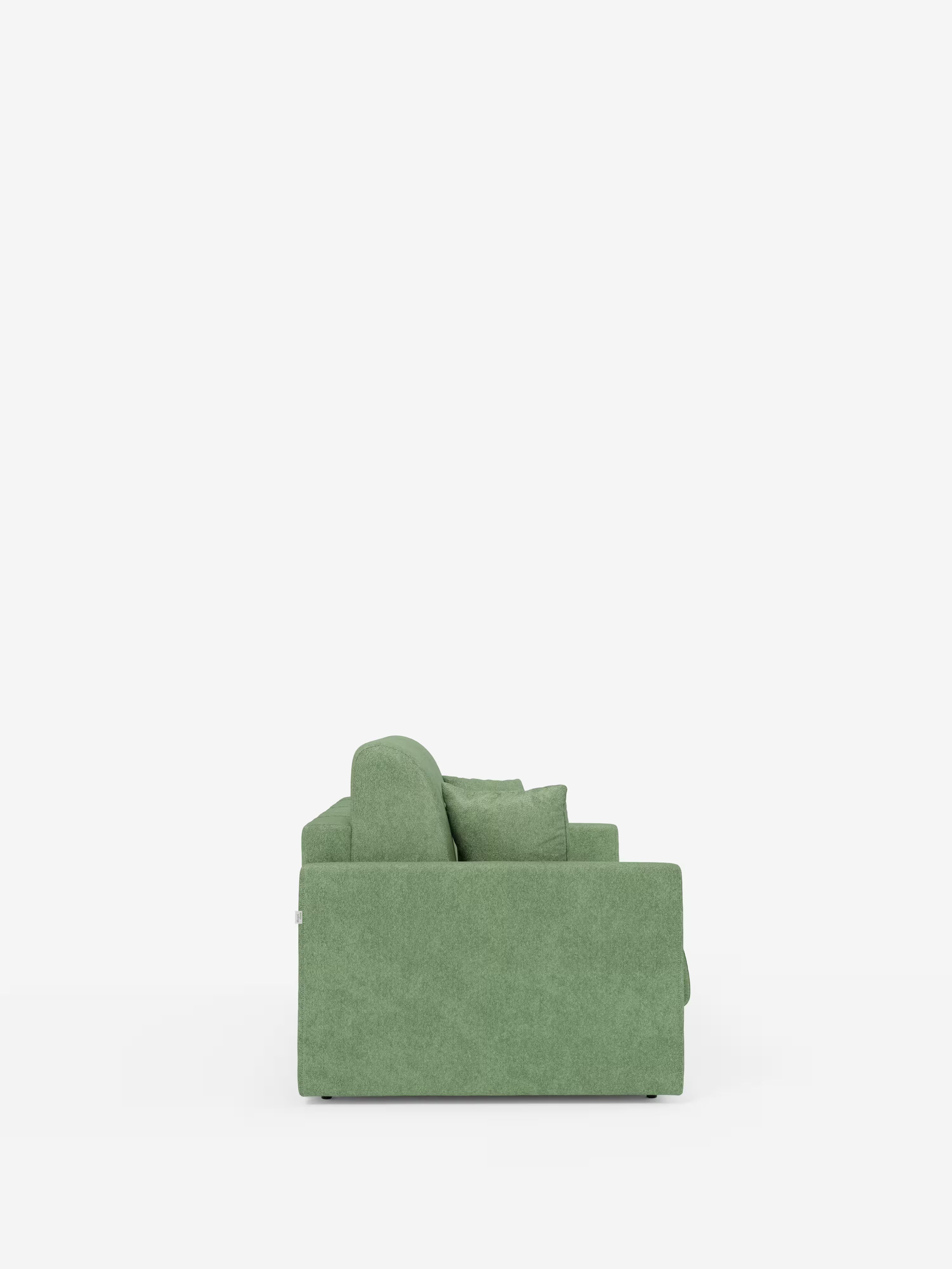 Vista laterale del divano letto Tommy a 2 e 3 posti matrimoniale di Divani.Store, rivestito in un moderno tessuto T33 verde, simile al cotone e resistente alle macchie. Il divano presenta una silhouette squadrata con braccioli e schienale spessi, completata da un cuscino coordinato sulla seduta. Questo modello con rivestimento sfoderabile al 100% (divano sfoderabile) offre un’estetica pulita e minimalista, ideale per gli interni contemporanei.