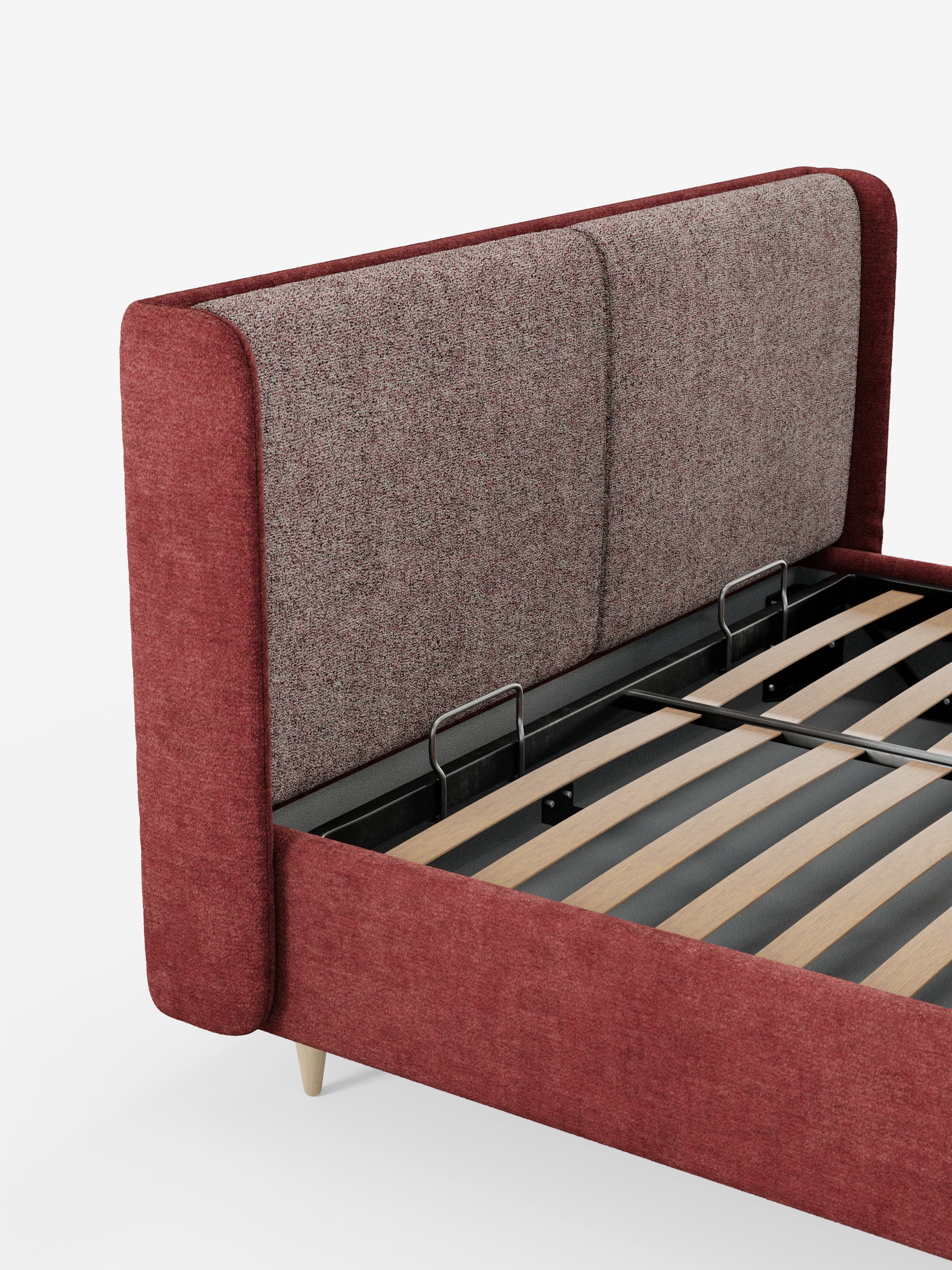 Un primo piano del letto imbottito bicolore con contenitore VALKIRIA di Letti.Il modello, presentato su sfondo bianco, è caratterizzato da un morbido rivestimento in tessuto rosso, cuscini dello schienale grigi a trama rigata e un'accogliente testiera avvolgente dalle linee curve, con doghe in legno a vista sulla base del letto e sostenuto da gambe di colore chiaro.