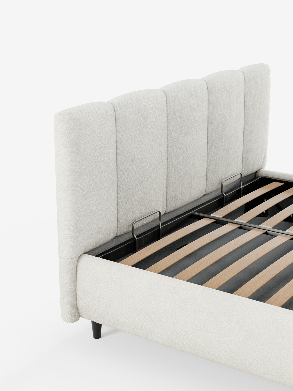 Il letto imbottito ARKAM con contenitore e testiera a pannelli verticali di Letti.store è presentato in tessuto grigio chiaro certificato Oeko-Tex®. Il letto presenta una testiera alta e imbottita con pannelli verticali e gambe corte nere, con le doghe in legno a sostegno del materasso ben visibili. La foto ritrae il letto da un’angolazione che mette in risalto sia il lato che la parte dei piedi del suo design shabby chic.