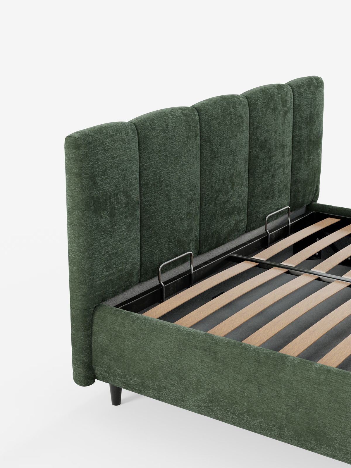 Il letto imbottito ARKAM di Letti.store presenta un design moderno e imbottito, caratterizzato da una testiera alta e ricurva con lavorazione verticale in tessuto verde certificato Oeko-Tex®. La struttura è caratterizzata da doghe in legno scuro e da gambe corte e angolate. L’immagine mette in risalto l’angolo sinistro del letto, evidenziando la morbida trama del tessuto e il robusto sistema di sostegno del materasso su uno sfondo bianco a tinta unita.