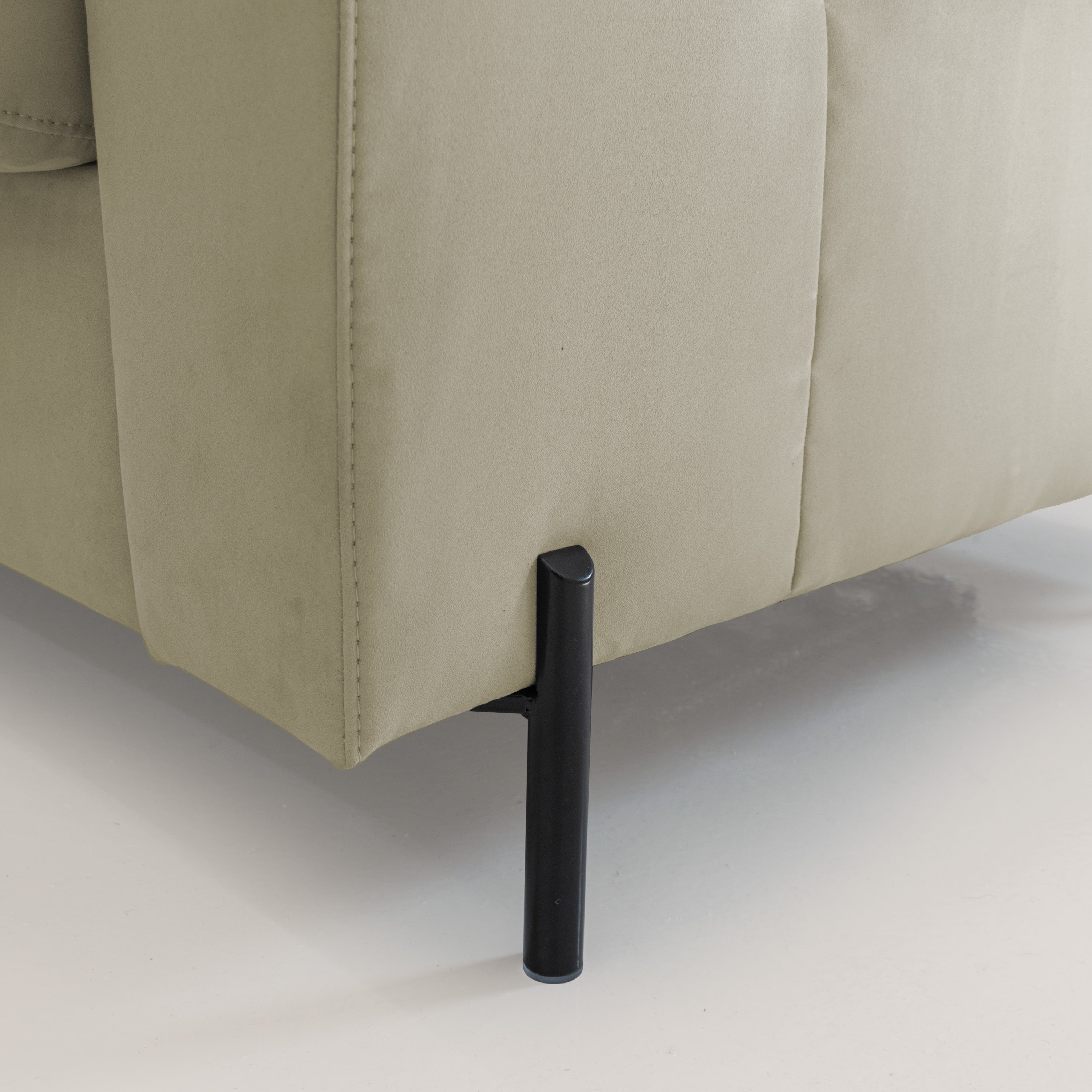 Ortensia divano letto materasso H18 cm con piedi alti in elegante microfibra smacchiabile T11 beige - divani.store