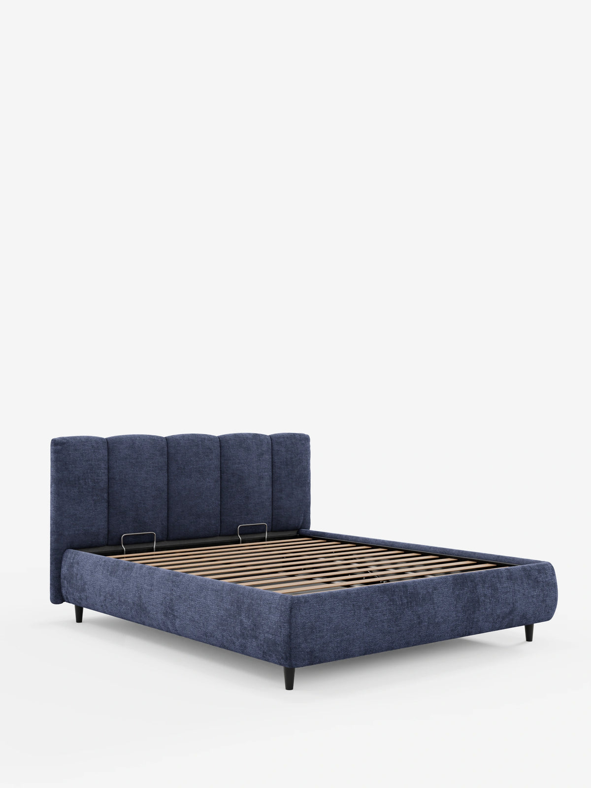 Il letto imbottito ARKAM blu navy con contenitore e testiera a lavorazione verticale spicca su uno sfondo bianco a tinta unita, caratterizzato da un’alta testiera con trapuntatura a canali verticali e da una base aperta con doghe in legno e gambe scure.
