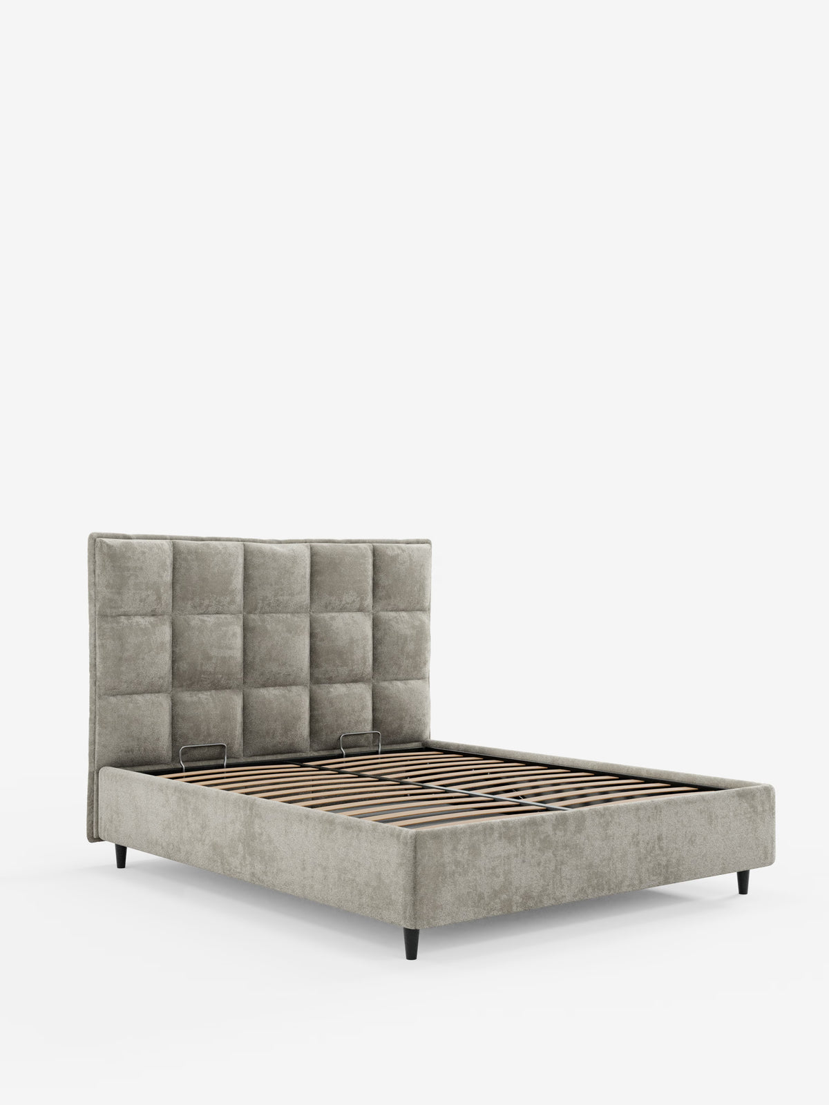 Vi presentiamo il letto imbottito AURO con contenitore e testiera alta capitonné in ciniglia Oeko-Tex® di Letti.store: un moderno letto a piattaforma imbottito di colore grigio, caratterizzato da una testiera alta con effetto capitonné. Il morbido rivestimento in tessuto ciniglia garantisce comfort ed eleganza, mentre il letto imbottito contenitore offre un pratico spazio di stivaggio. Presentato senza materasso per mettere in risalto le robuste doghe in legno, questo design minimalista è completato da
