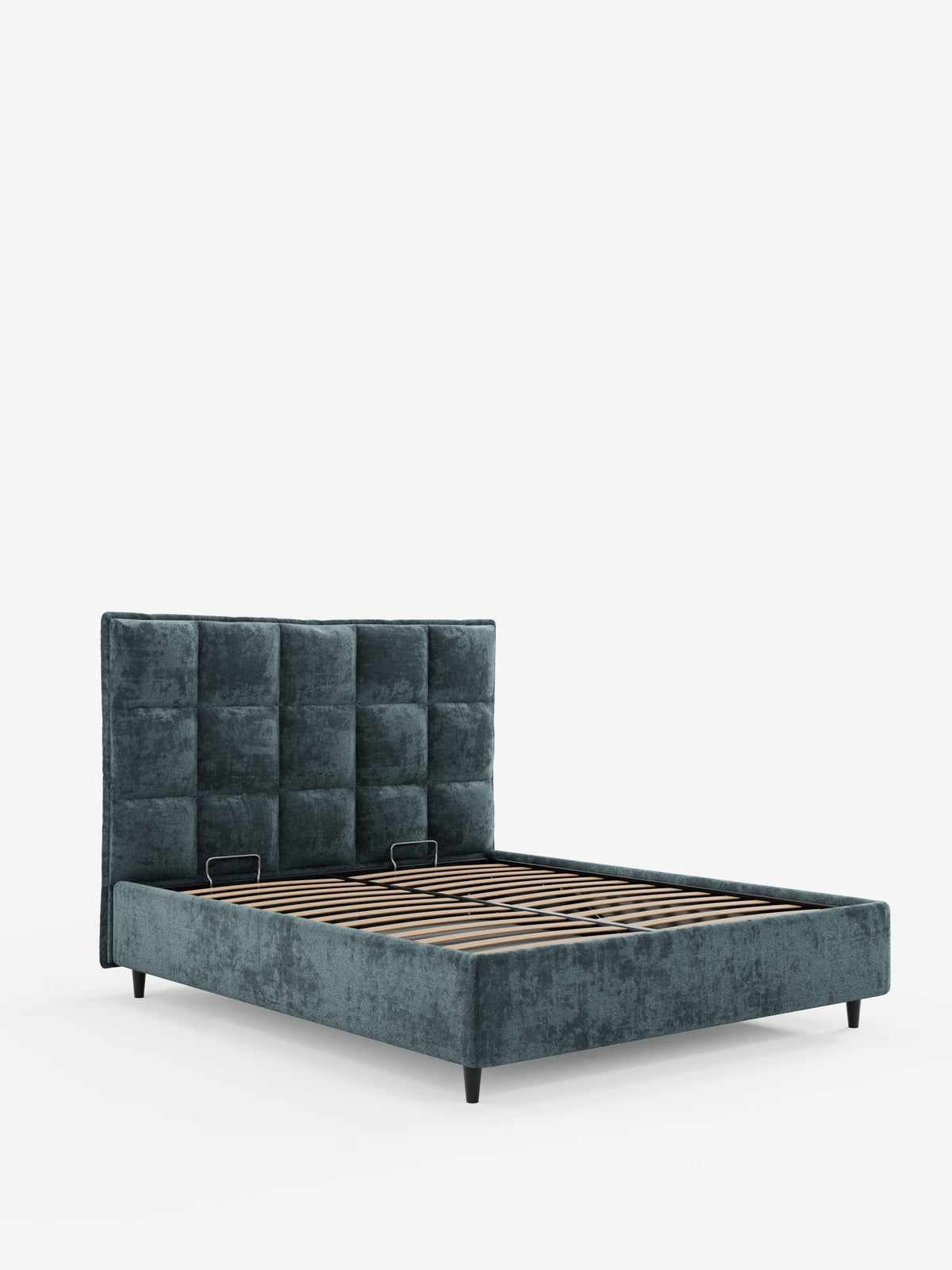 Vi presentiamo il letto imbottito AURO con contenitore e testiera capitonné alta in ciniglia Oeko-Tex® di Letti.store, un letto imbottito contemporaneo con contenitore caratterizzato da un sontuoso rivestimento in velluto color verde acqua, una testiera alta rettangolare trapuntata con raffinati motivi quadrati, robuste doghe in legno per il sostegno del materasso e moderne gambe affusolate nere. La struttura è fotografata su uno sfondo bianco pulito.
