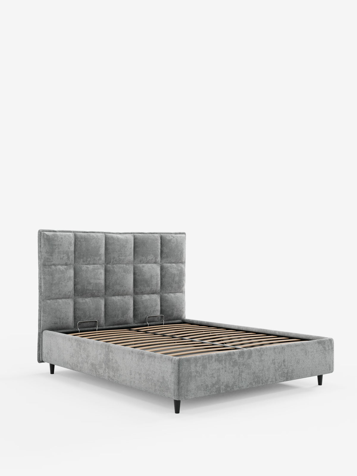 Il letto imbottito AURO di Letti.store è una moderna struttura da letto imbottita di colore grigio chiaro, caratterizzata da un’alta testiera capitonné con trapuntatura quadrata, rivestita in ciniglia certificata Oeko-Tex®. È dotato di un ampio vano contenitore sotto la base a doghe in legno, di guide a profilo ribassato e di gambe corte nere. Presentato senza materasso su uno sfondo bianco minimalista.