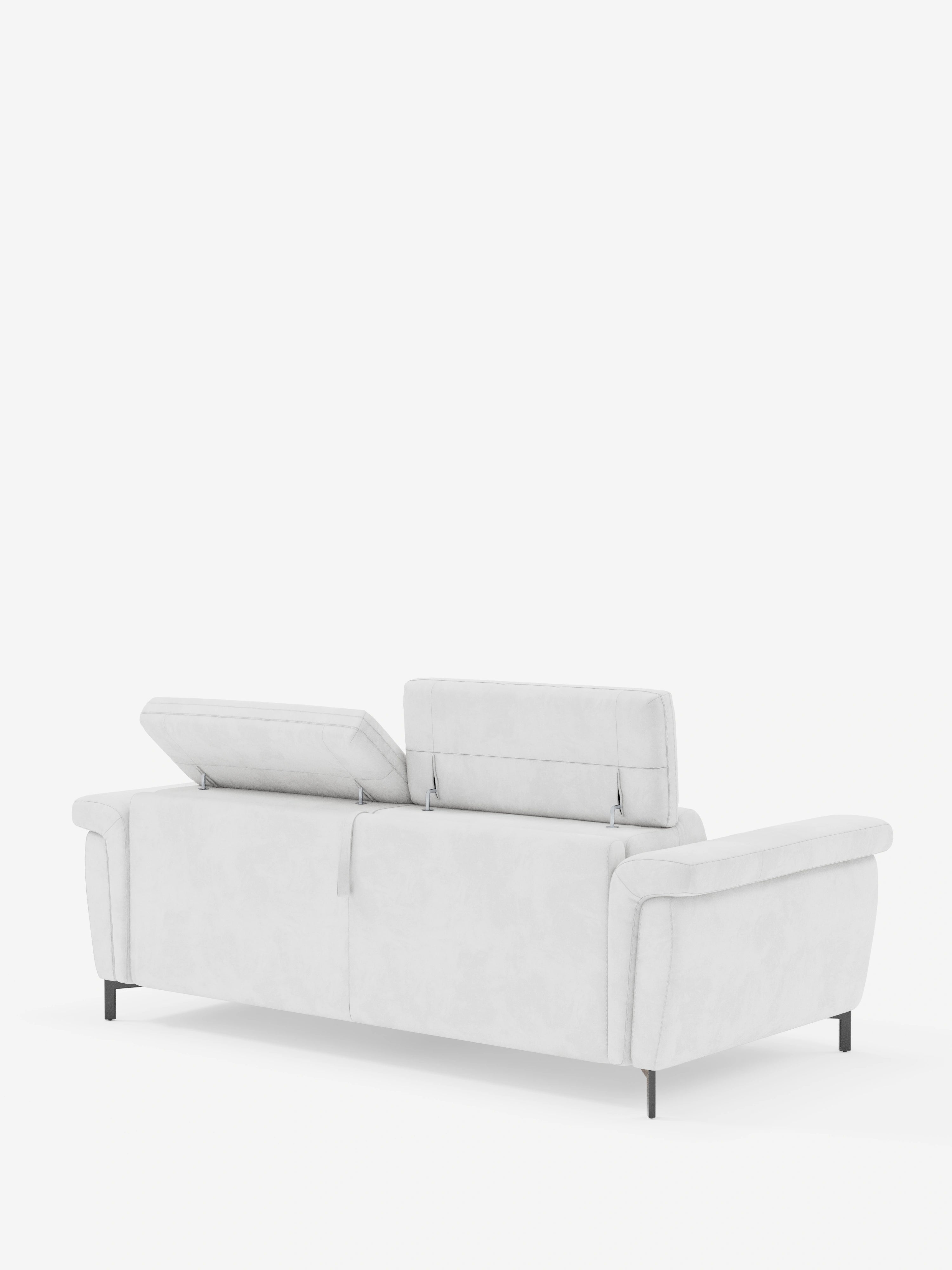 Il divano letto di design Capri di Divani.Store è raffigurato di retro su uno sfondo bianco, rivestito in raffinato tessuto effetto velluto smacchiabile T30. Il poggiatesta centrale reclinabile è parzialmente sollevato, mentre quello di sinistra è completamente sollevato. Caratterizzato da sottili piedini alti neri e ampi braccioli imbottiti, questo divano coniuga un design minimalista e pulito con una funzionalità versatile, perfetto per gli spazi abitativi contemporanei.