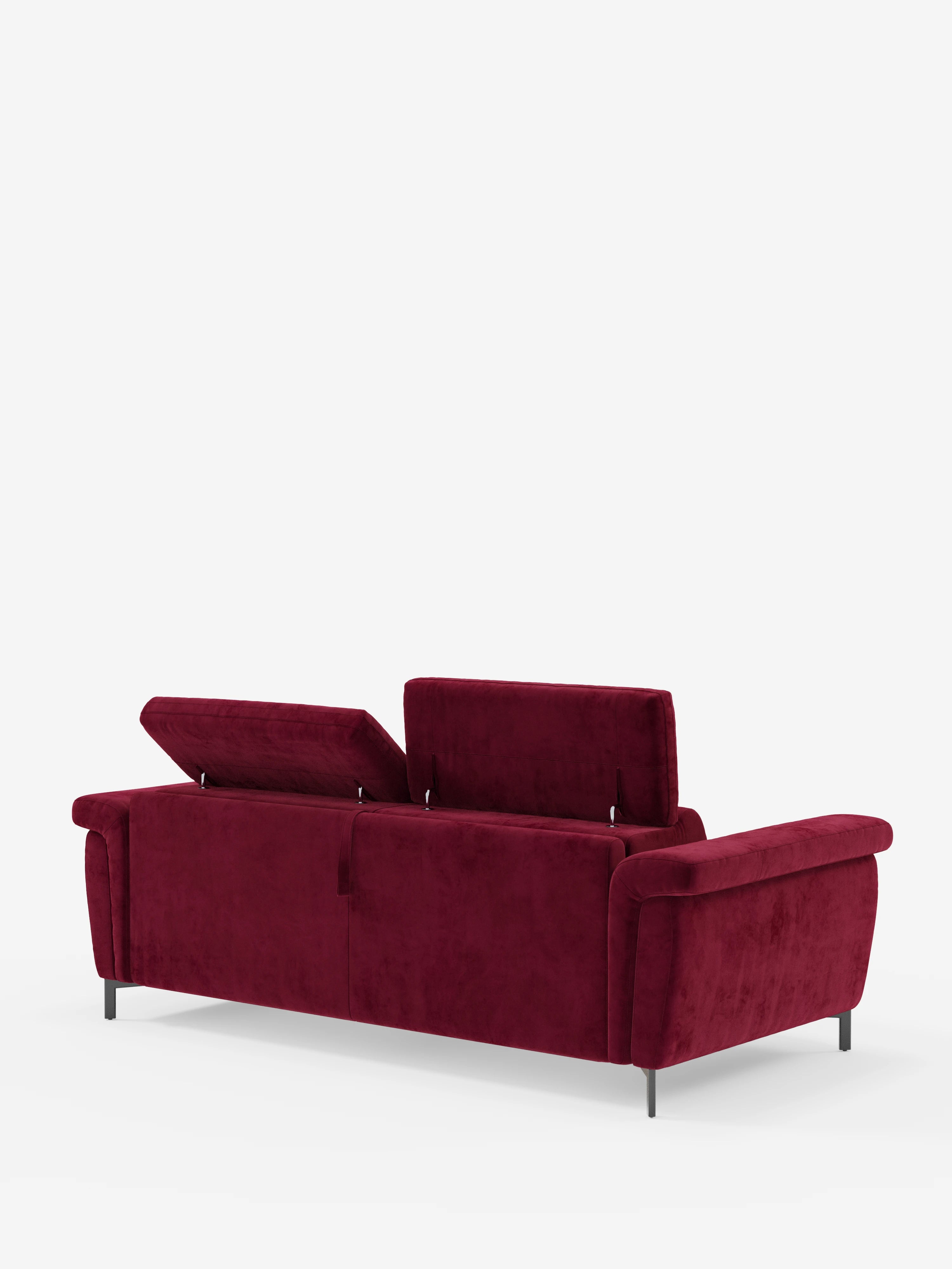 Un moderno divano letto di design Capri di Divani.Store, rivestito in raffinato tessuto T30 effetto velluto, resistente alle macchie, in un rosso intenso. Il divano presenta due pannelli posteriori ribaltabili che rivelano uno spazio contenitivo nascosto e include braccioli bassi e larghi con eleganti gambe alte di colore nero. I poggiatesta reclinabili aggiungono comfort e stile, il tutto su uno sfondo bianco a tinta unita.