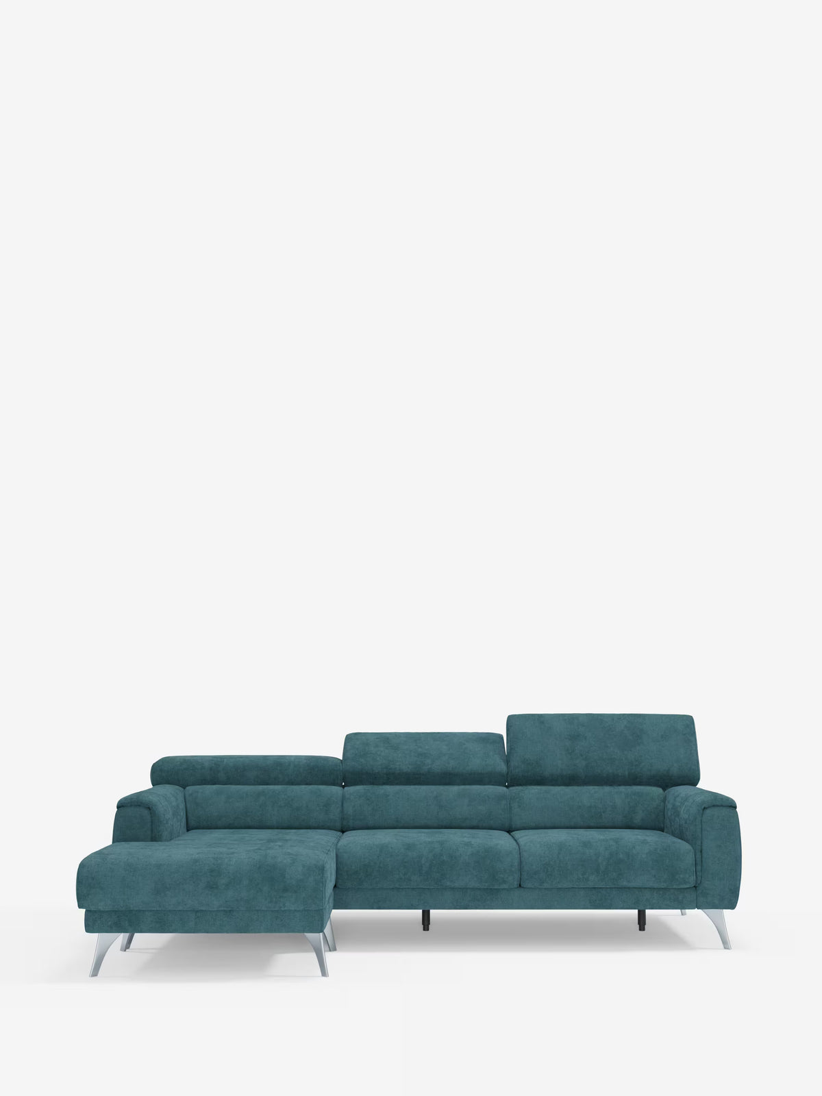 Un divano angolare Caravaggio in blu verde acqua con penisola e sedute scorrevoli in tessuto smacchiabile T31 di Divani.Store, caratterizzato da un design a L con quattro cuscini di seduta, gambe in metallo dal profilo basso e poggiatesta regolabili. La chaise longue è posizionata sul lato sinistro del divano, su uno sfondo bianco a tinta unita.