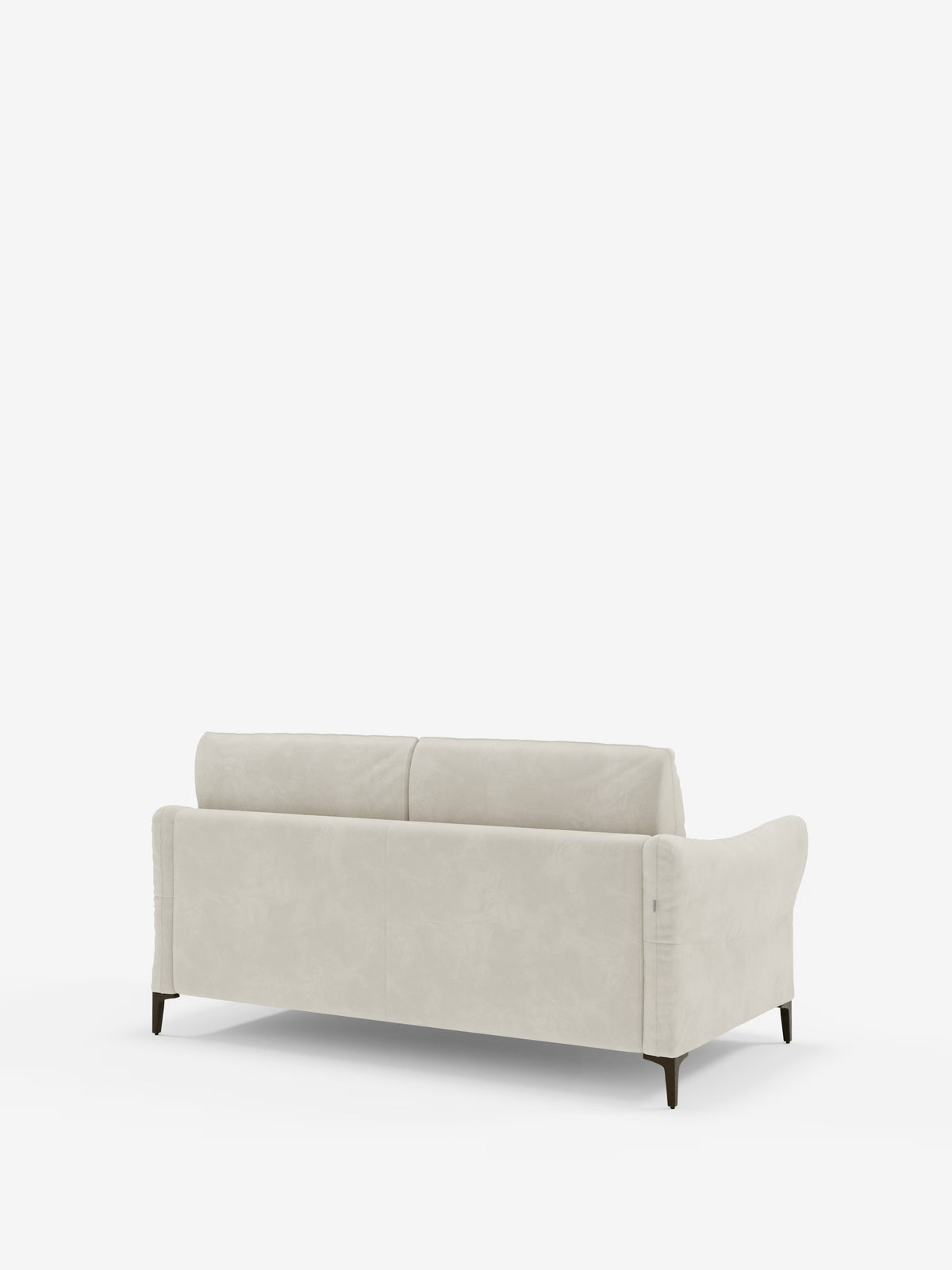Il divano letto Dalia di Divani.Store, in beige chiaro, qui raffigurato di retro, presenta due cuscini dello schienale e braccioli leggermente svasati. Il divano poggia su gambe in legno scuro affusolate e presenta un design moderno dalle linee pulite e morbide. Su uno sfondo bianco, l’ambiente essenziale mette in risalto l’elegante profilo di questo versatile divano realizzato in tessuto vellutino T30 smacchiabile.