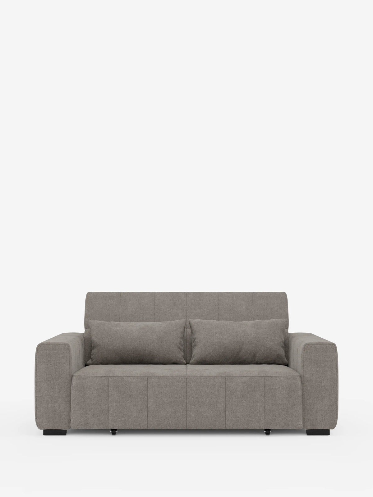 Su uno sfondo bianco a tinta unita, il divano a 3 posti Doric di Divani.Store si presenta con un design moderno nei toni del grigio, caratterizzato da ampi braccioli e due cuscini dello schienale coordinati. La sua silhouette pulita e squadrata è caratterizzata da piedini neri corti e offre un comfort superiore grazie alle sedute estensibili tramite reclinazione elettrica e ai poggiatesta regolabili, il tutto rivestito in tessuto T23 facile da pulire per un look contemporaneo ma pratico.