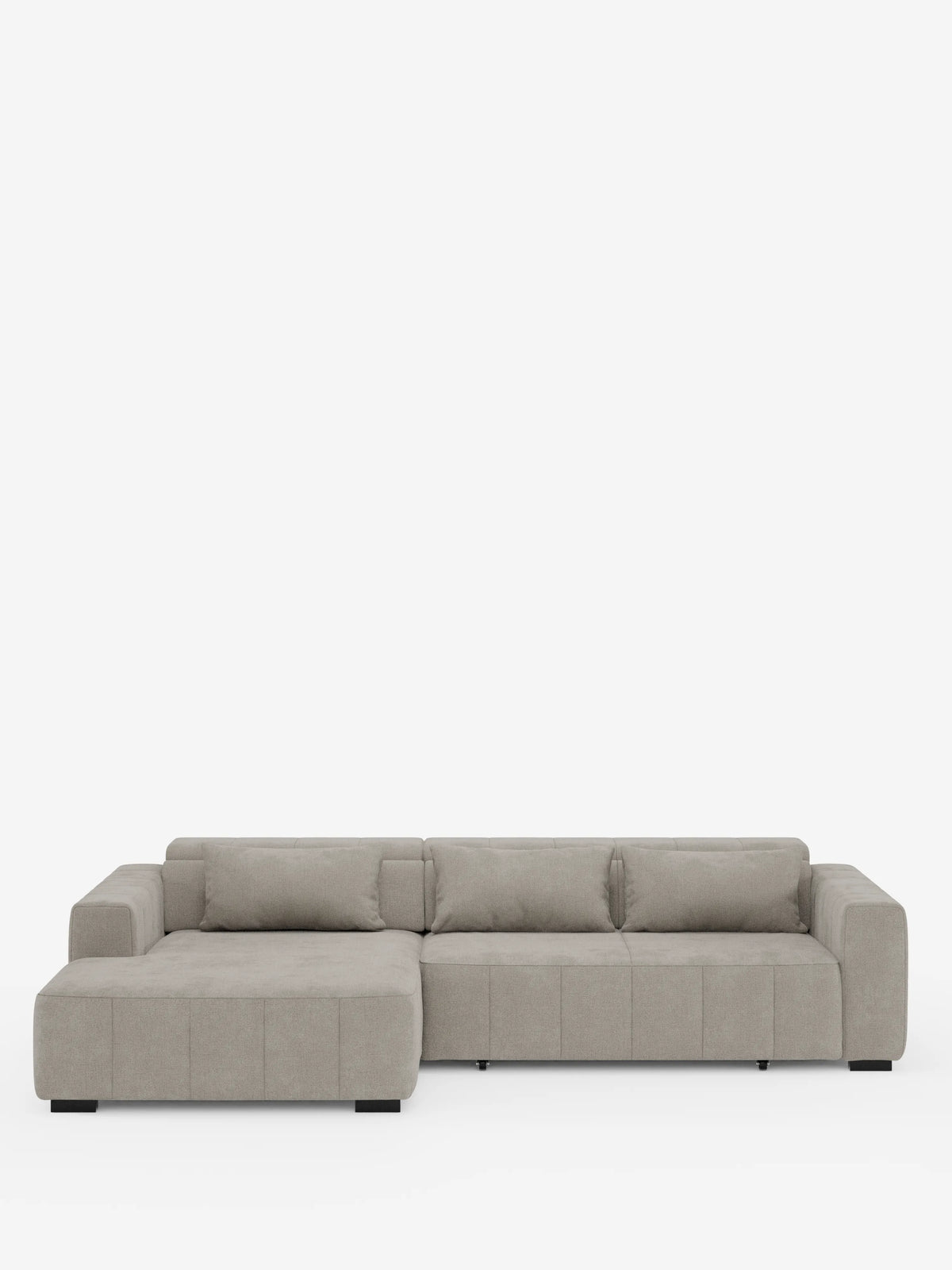 Un moderno divano angolare Doric grigio chiaro con penisola e sedute allungabili con funzione relax elettrica di Divani.Store, caratterizzato da braccioli bassi e un’ampia chaise longue sul lato sinistro. Questo elegante divano vanta linee pulite, cuscini trapuntati e poggiatesta regolabili in tessuto T23 facile da pulire. Poggia su piccole gambe nere quasi invisibili su uno sfondo bianco a tinta unita.