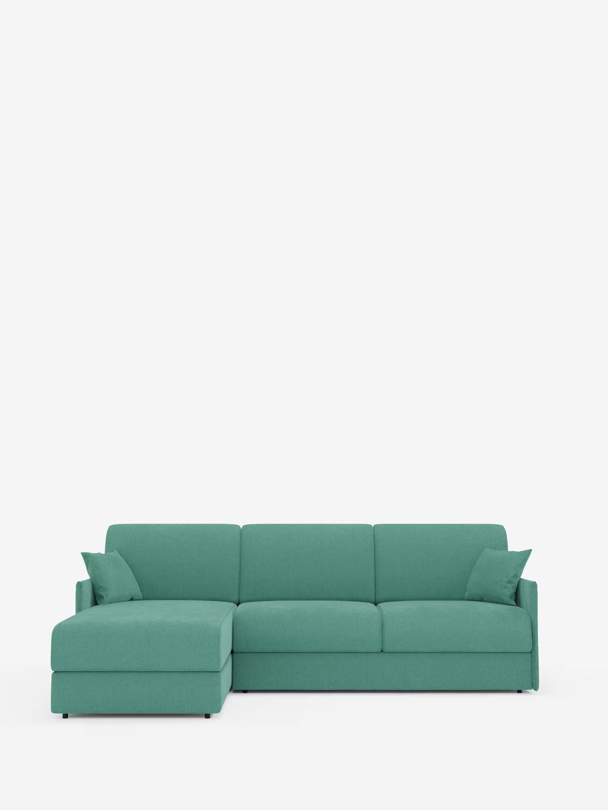 Un divano letto angolare con penisola contenitore Evans di Divani.Store, in una tonalità verde acqua contemporanea, è messo in risalto su uno sfondo bianco. Questo divano componibile compatto si caratterizza per le linee pulite, i piedini neri corti e due cuscini decorativi coordinati. La sua chaise longue si estende sul lato sinistro, unendo comfort versatile ed estetica moderna grazie al tessuto smacchiabile T23.