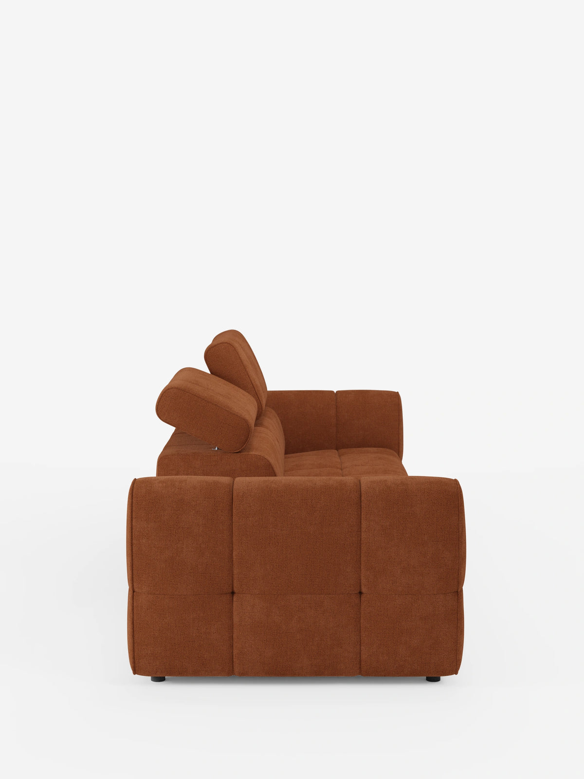Profilo laterale di un divano componibile Giotto color ruggine con terminale aperto - opzione relax elettrico in tessuto smacchiabile T23, caratterizzato da bracciolo rettangolare, seduta trapuntata e poggiatesta regolabile, su uno sfondo bianco a tinta unita.