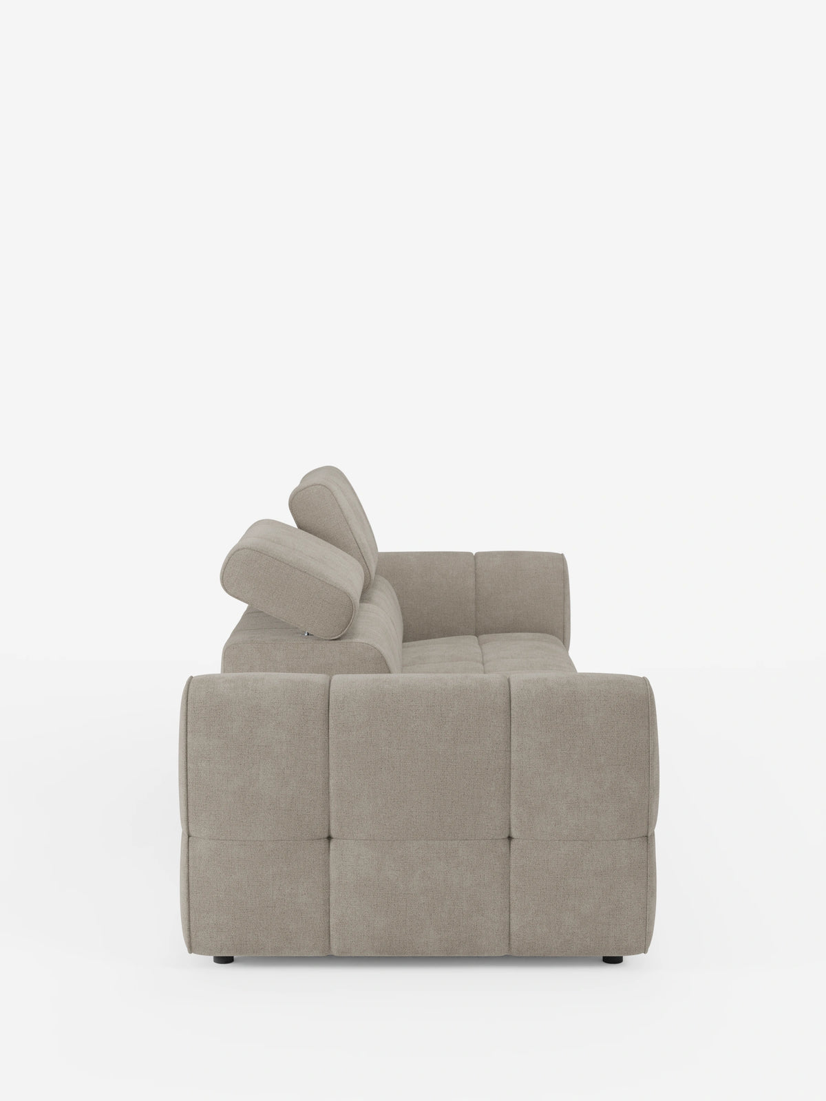 Un divano componibile Giotto Divano color beige con estremità aperta - opzione relax elettrico in tessuto smacchiabile T23; il divano modulare è raffigurato di profilo con tessuto a trama, braccioli rettangolari e poggiatesta regolabile inclinato in avanti.