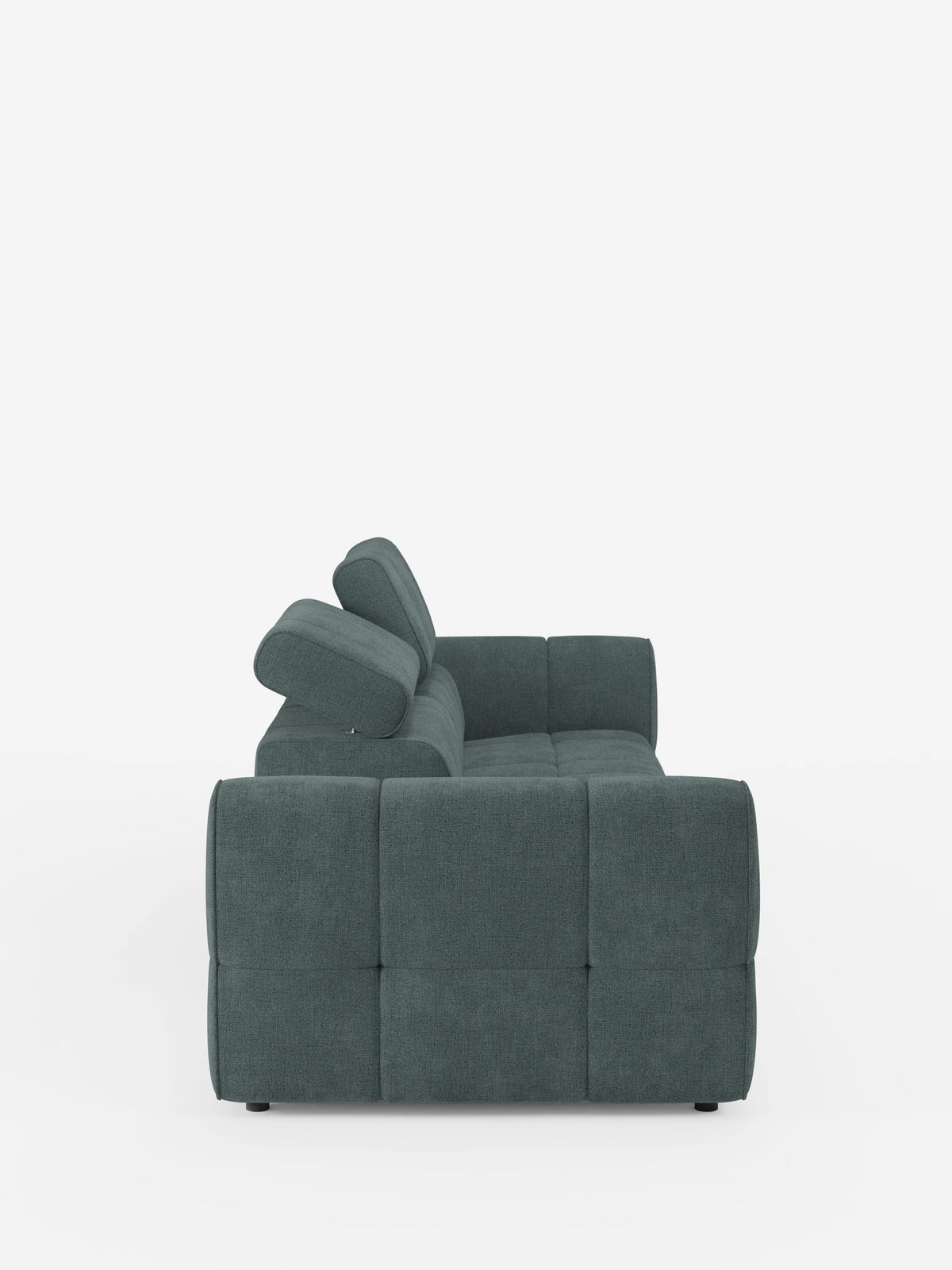 Vista laterale di un moderno divano modulare Giotto Divano componibile con terminale aperto – opzione relax elettrico in tessuto smacchiabile T23 color verde acqua intenso, caratterizzato da un profilo basso, linee squadrate e pulite e poggiatesta regolabili su uno sfondo bianco.