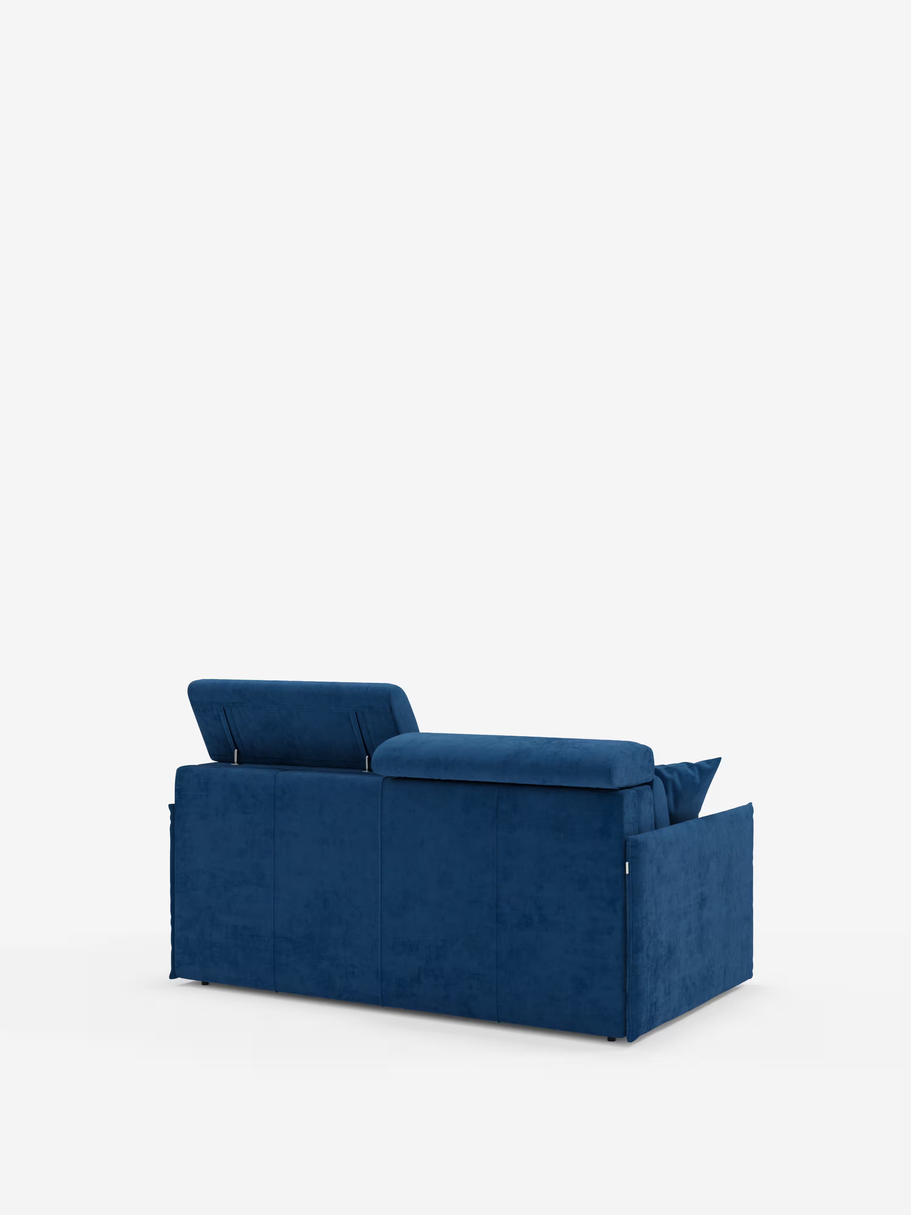 Un moderno divano letto Miryam con poggiatesta reclinabili e comfort maxi di Divani.Store, rivestito in morbido tessuto smacchiabile T31 di un vivace blu, è raffigurato di retro. La silhouette compatta e dalle linee pulite riflette uno stile minimal contemporaneo, mentre un cuscino dello schienale è leggermente rialzato e l’altro piatto, richiamando la funzione dei poggiatesta regolabili. Sullo sfondo bianco senza cuciture, il colore audace e il rivestimento soffice sono i protagonisti assoluti.