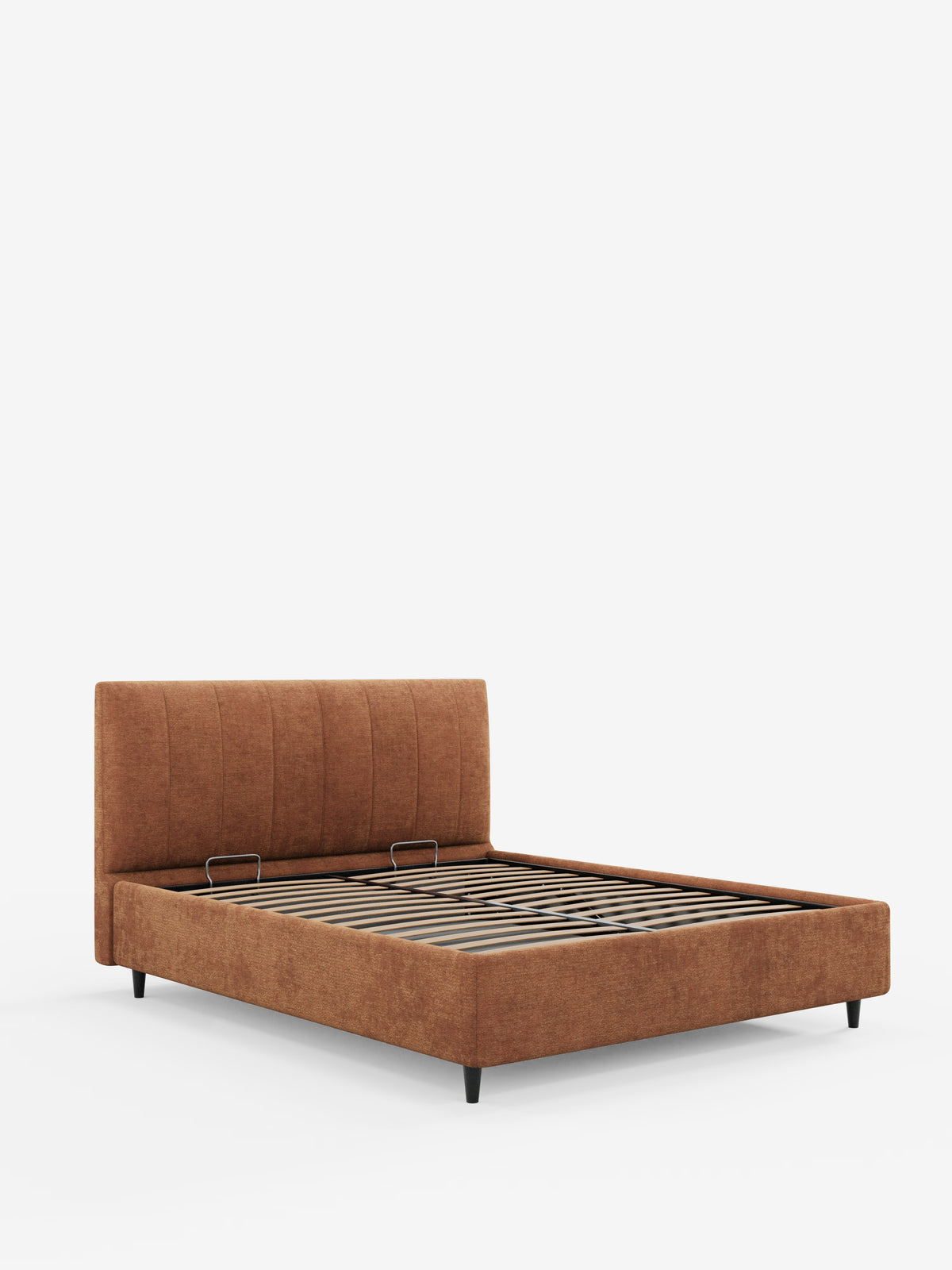 Il letto imbottito ONYX di Letti.store è una struttura letto moderna caratterizzata da un rivestimento in tessuto color ruggine certificato Oeko-Tex®, una testiera verticale bassa imbottita con cuciture verticali, gambe angolate nere e doghe in legno a vista, che risaltano con eleganza sullo sfondo bianco.