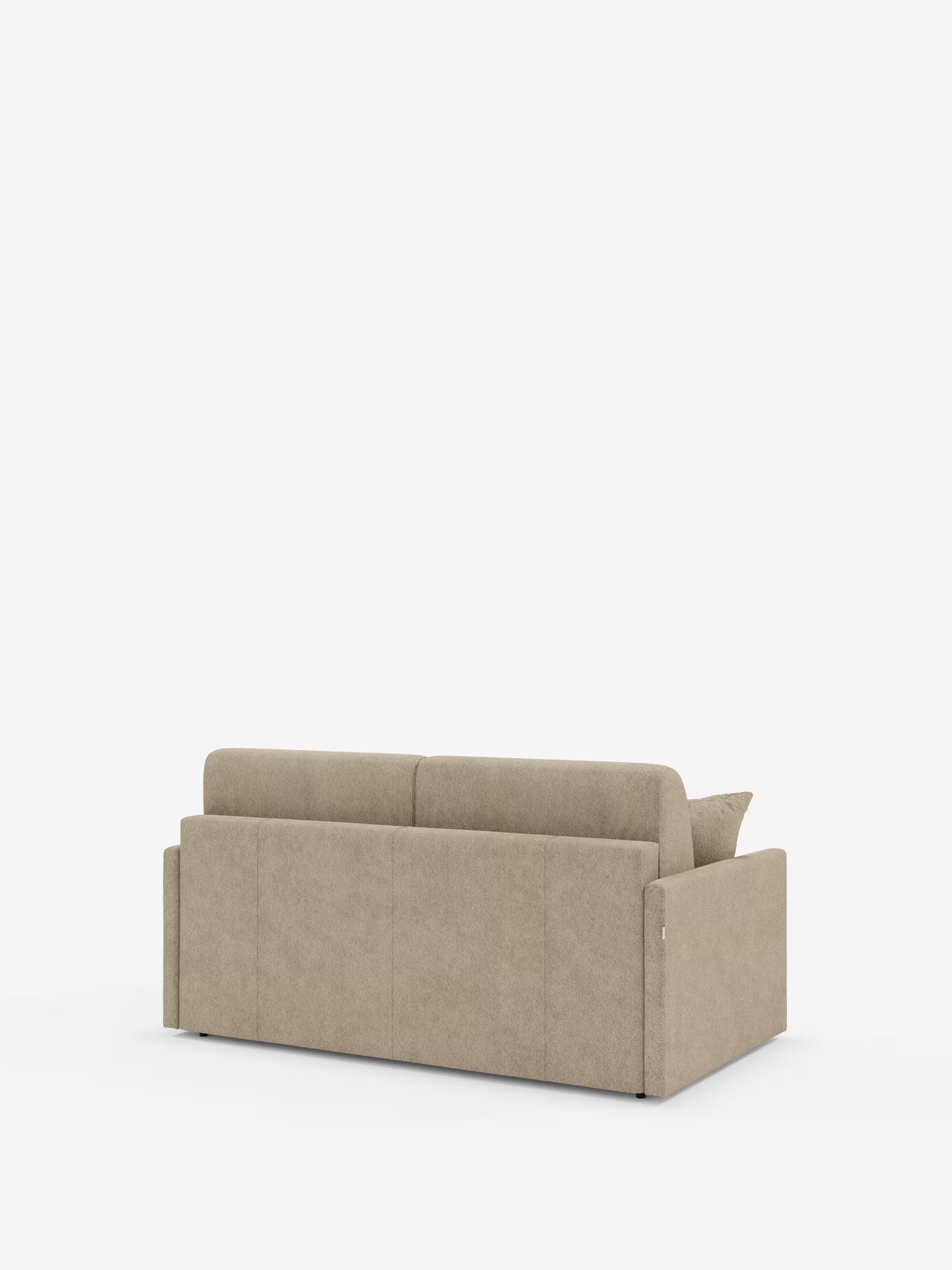 Un divano imbottito moderno di colore marrone chiaro della collezione Tommy di Divani.Store è ripreso di profilo dal retro. Il “Tommy Divano letto 2 e 3 posti matrimoniale” presenta linee pulite, uno schienale dritto con due cuscini, braccioli rettangolari sottili e un unico cuscino decorativo sul lato destro. Questo divano è completamente sfoderabile (100% sfoderabile) con un rivestimento in tessuto T33 simile al cotone e resistente alle macchie, su uno sfondo bianco a tinta unita.