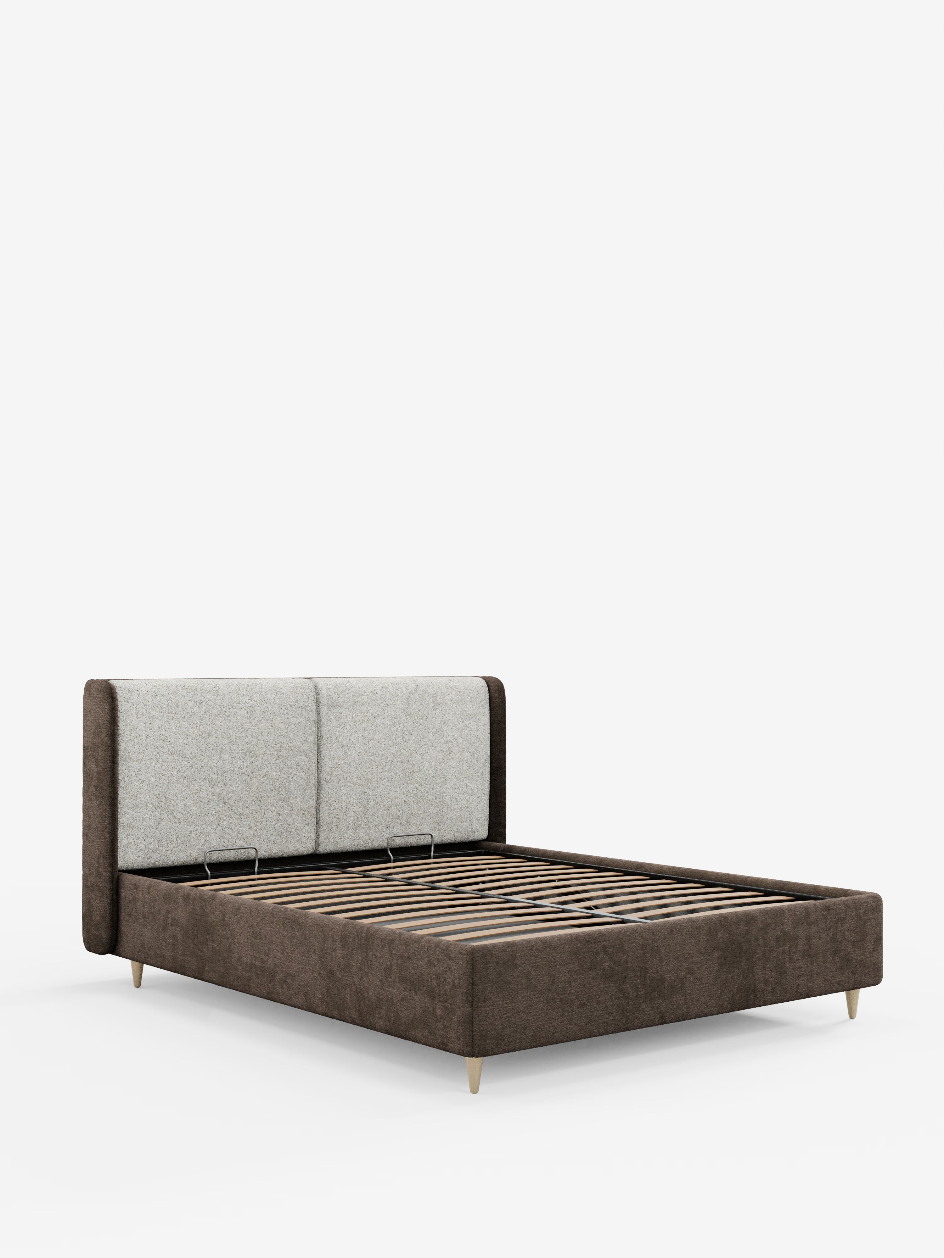 Scopri l’eleganza contemporanea con il letto imbottito bicolore con contenitore VALKIRIA di Letti.store: una moderna struttura letto caratterizzata da una morbida testiera curva avvolgente in grigio chiaro, cuscini schienali per un maggiore comfort, fianchi in tessuto marrone scuro, robuste doghe in legno e raffinate gambe basse dai toni dorati. Immagine raffigurante il letto senza materasso su uno sfondo bianco.