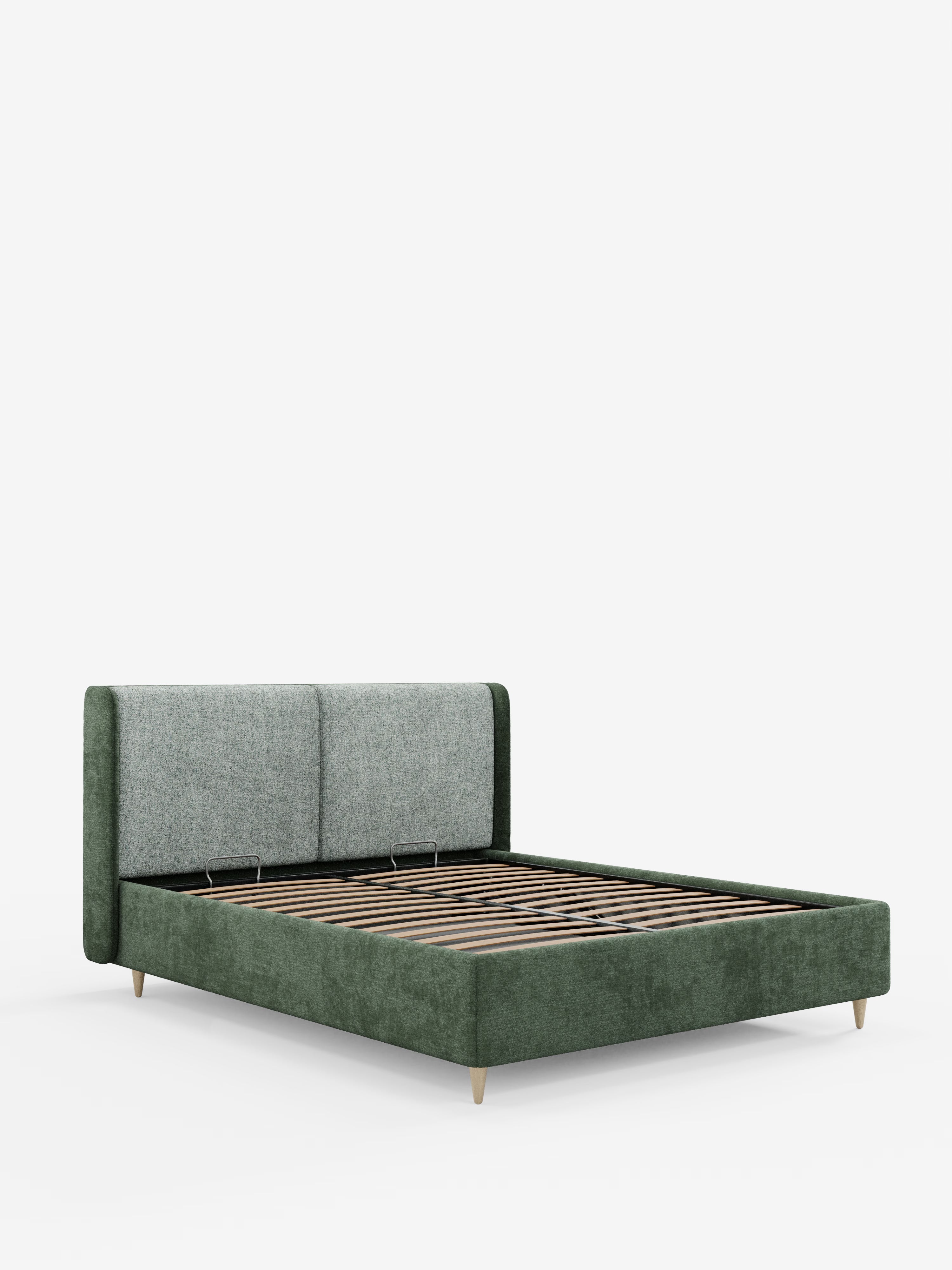 Vi presentiamo VALKIRIA, il letto imbottito bicolore con contenitore di Letti.store, un modello contemporaneo caratterizzato da un elegante rivestimento verde abbinato a dettagli in grigio chiaro. Il design è caratterizzato da cuscini schienali e da una testiera imbottita dalle curve aggraziate e avvolgenti. Le gambe angolate in legno e la robusta rete a doghe in legno aggiungono stile e sostegno. Presentato senza materasso né biancheria da letto su uno sfondo bianco pulito, questo elemento d’arredo
