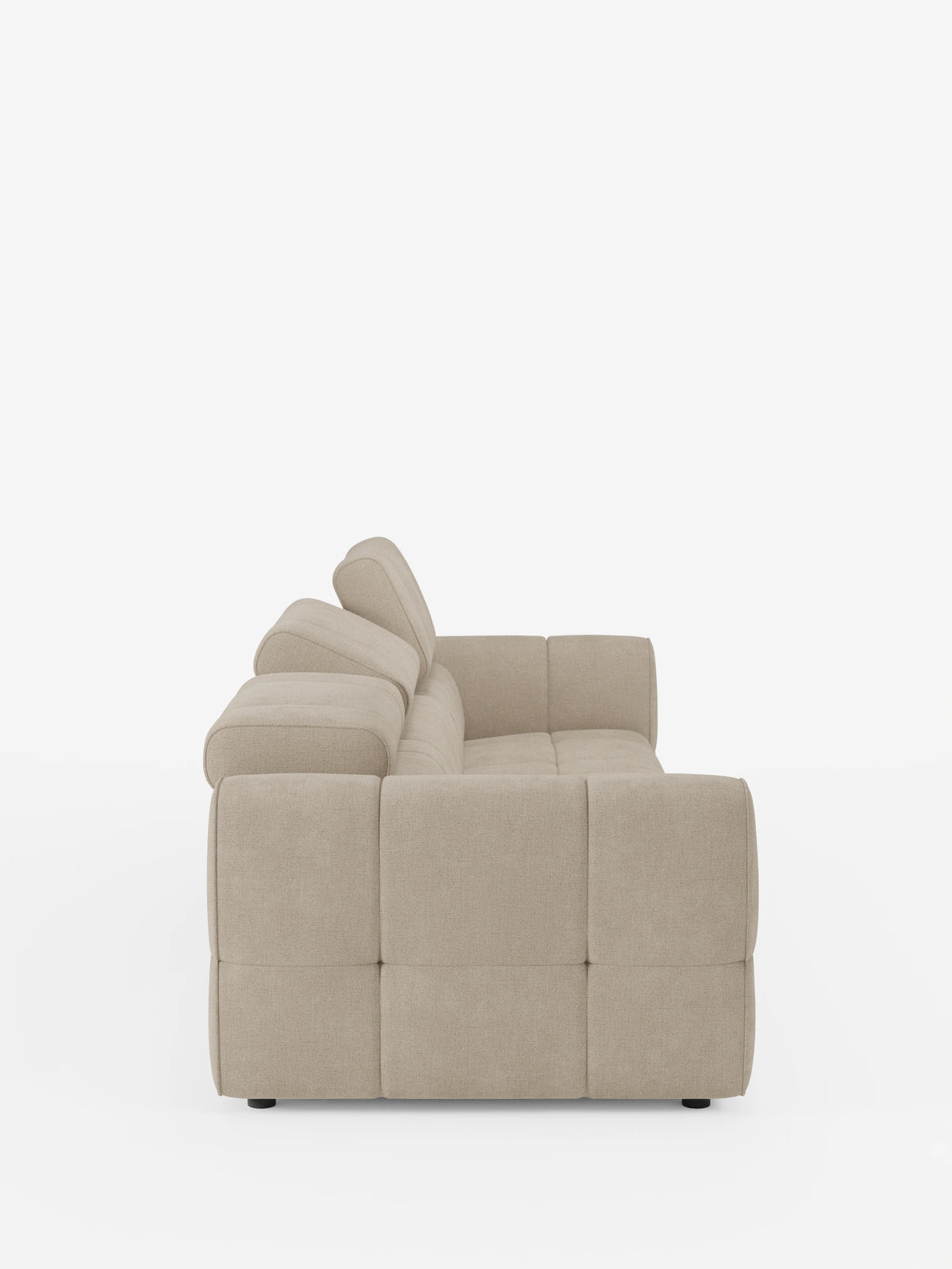 Profilo laterale del divano modulare Giotto a 4 posti, color beige, con poggiatesta reclinabili e funzione relax elettrica opzionale, rivestito in tessuto smacchiabile T23; caratterizzato da un design squadrato e contemporaneo con cuscini trapuntati e poggiatesta regolabili.