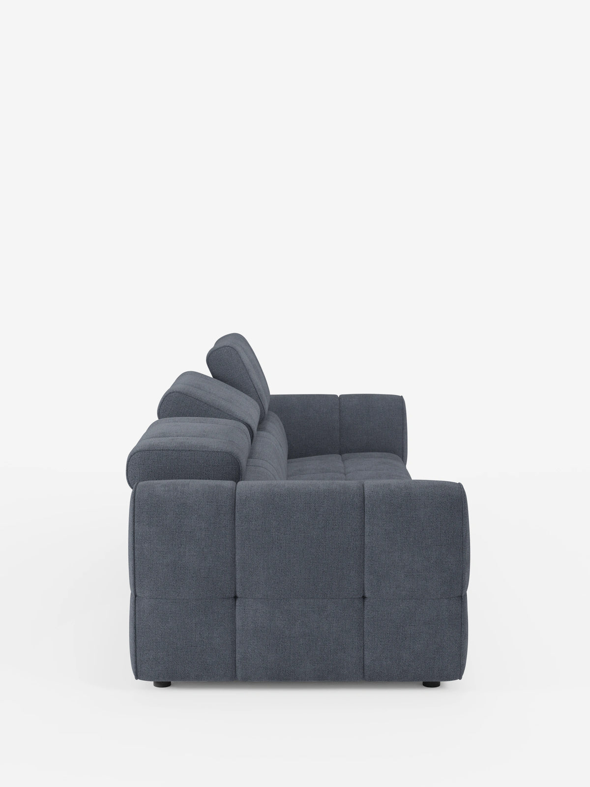 Un divano modulare Giotto a 4 posti color grigio antracite, con poggiatesta reclinabili e funzione relax elettrica opzionale, rivestito in tessuto smacchiabile T23, visto di profilo, caratterizzato da un design squadrato con braccioli bassi e due poggiatesta inclinati in avanti.