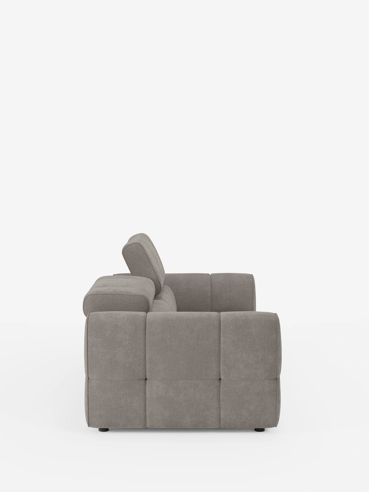 Profilo laterale di un divano modulare Giotto a 3 posti, con poggiatesta reclinabili e funzione relax elettrica opzionale, rivestito in tessuto smacchiabile T23, caratterizzato da un tessuto taupe testurizzato, braccioli squadrati e poggiatesta regolabili su uno sfondo bianco a tinta unita.