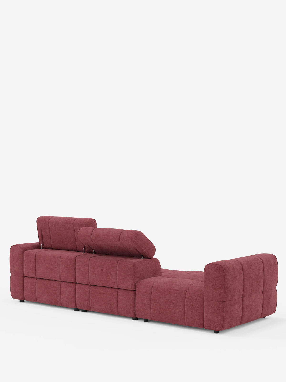 Vista posteriore di un divano componibile Giotto con terminale aperto – opzione relax elettrico in tessuto smacchiabile T23 color rosso bacca intenso, caratterizzato da un design trapuntato con cuciture quadrate, con un poggiatesta sollevato e due ribaltati su uno sfondo bianco.