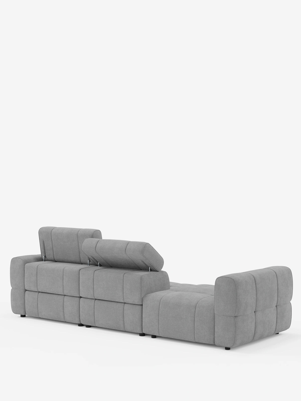 Un moderno divano componibile Giotto Divano grigio chiaro con terminale aperto - opzione relax elettrico in tessuto smacchiabile T23, con finitura trapuntata a motivo a griglia, schienale basso, una sezione reclinabile e una sezione lounge aperta.