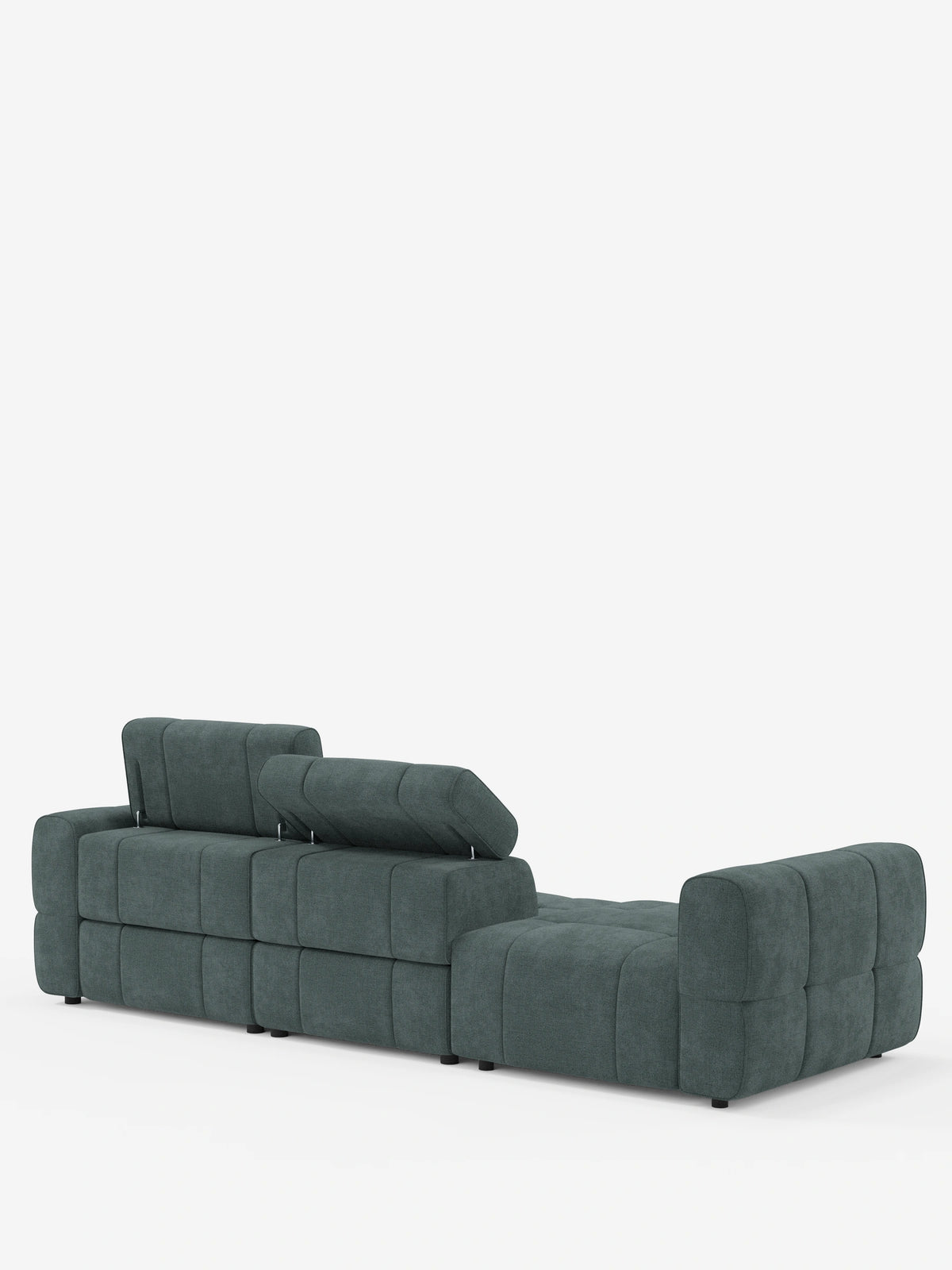 Un divano componibile Giotto Divano in verde acqua scuro con estremità aperta - opzione relax elettrico in tessuto smacchiabile T23, visto da dietro, caratterizzato da un design trapuntato a pannelli con due poggiatesta rialzati e un'estremità aperta.