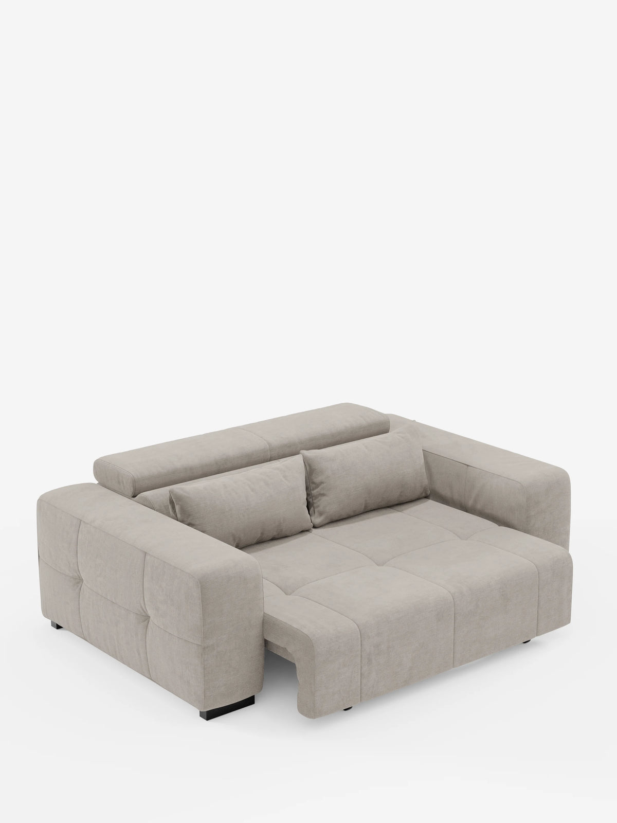Il divano Monarch con funzione relax elettrica di Divani.Store è un moderno divano beige caratterizzato da braccioli e schienali imbottiti e spessi, con estensione elettrica della seduta e poggiatesta reclinabile per un comfort ancora maggiore. Rivestito in morbido tessuto T31 antimacchia dalla trama leggermente ruvida, include due cuscini rettangolari appoggiati allo schienale. Il divano è presentato su uno sfondo bianco a tinta unita.