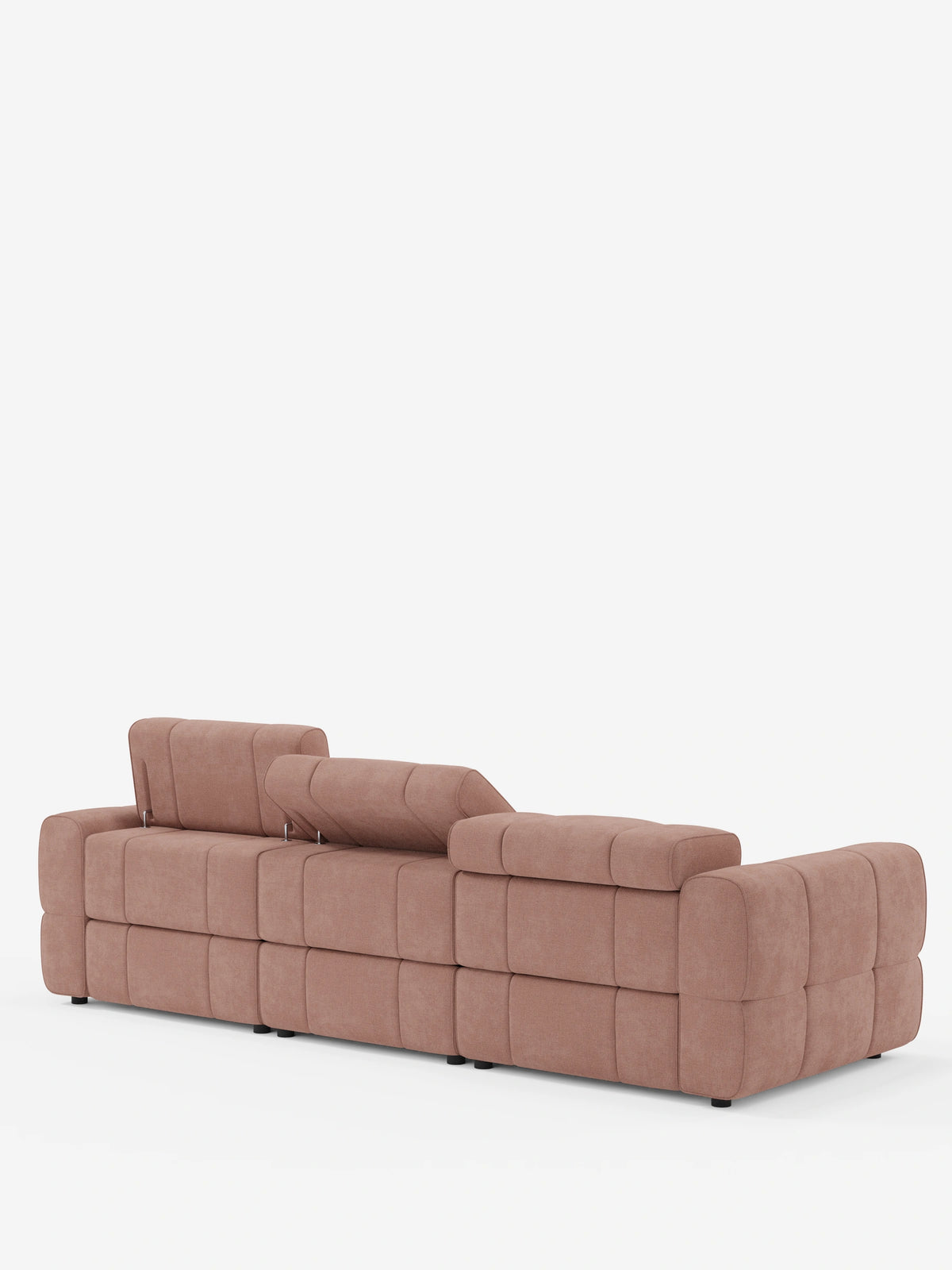 Vista posteriore del divano modulare Giotto a 4 posti con poggiatesta reclinabili e funzione relax elettrica opzionale, rivestito in tessuto smacchiabile T23 color rosa polveroso, caratterizzato da un motivo geometrico trapuntato e da poggiatesta regolabili dal design contemporaneo.