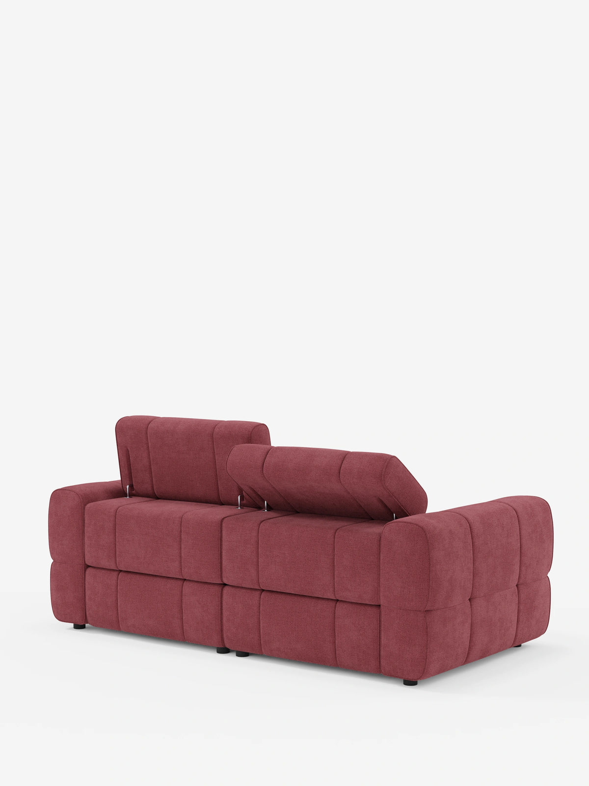 Un divano modulare Giotto color bordeaux a 3 posti, con poggiatesta reclinabili e funzione relax elettrica opzionale, rivestito in tessuto smacchiabile T23, caratterizzato da un motivo a griglia trapuntato con un poggiatesta regolabile sollevato e l’altro ripiegato a filo su uno sfondo a tinta unita.