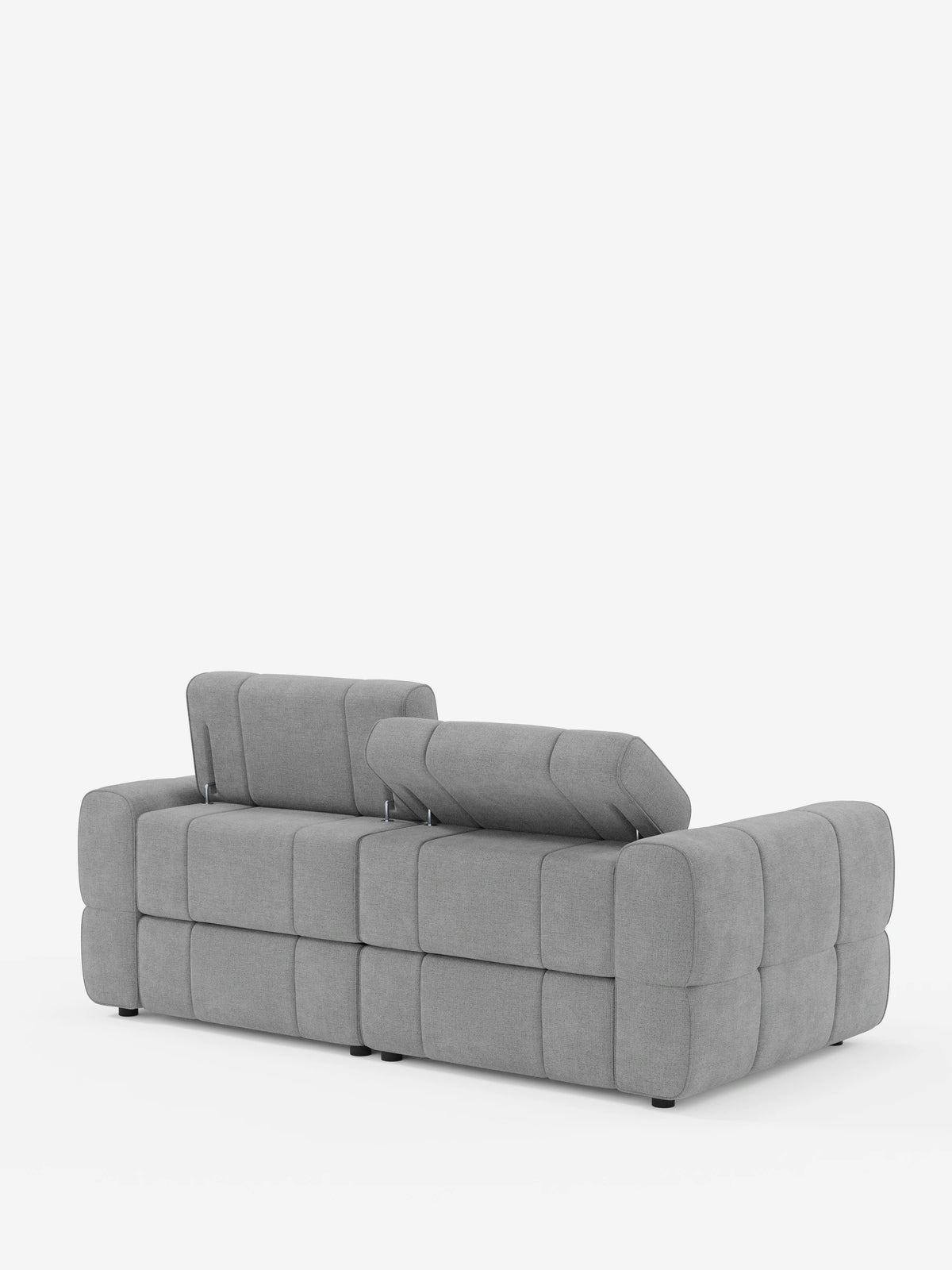 Vista posteriore di un divano modulare Giotto a 3 posti di colore grigio chiaro, con poggiatesta reclinabili e funzione relax elettrica opzionale, rivestito in tessuto smacchiabile T23, che presenta un motivo a griglia cucito, un poggiatesta rialzato e piedini bassi e scuri su uno sfondo bianco.