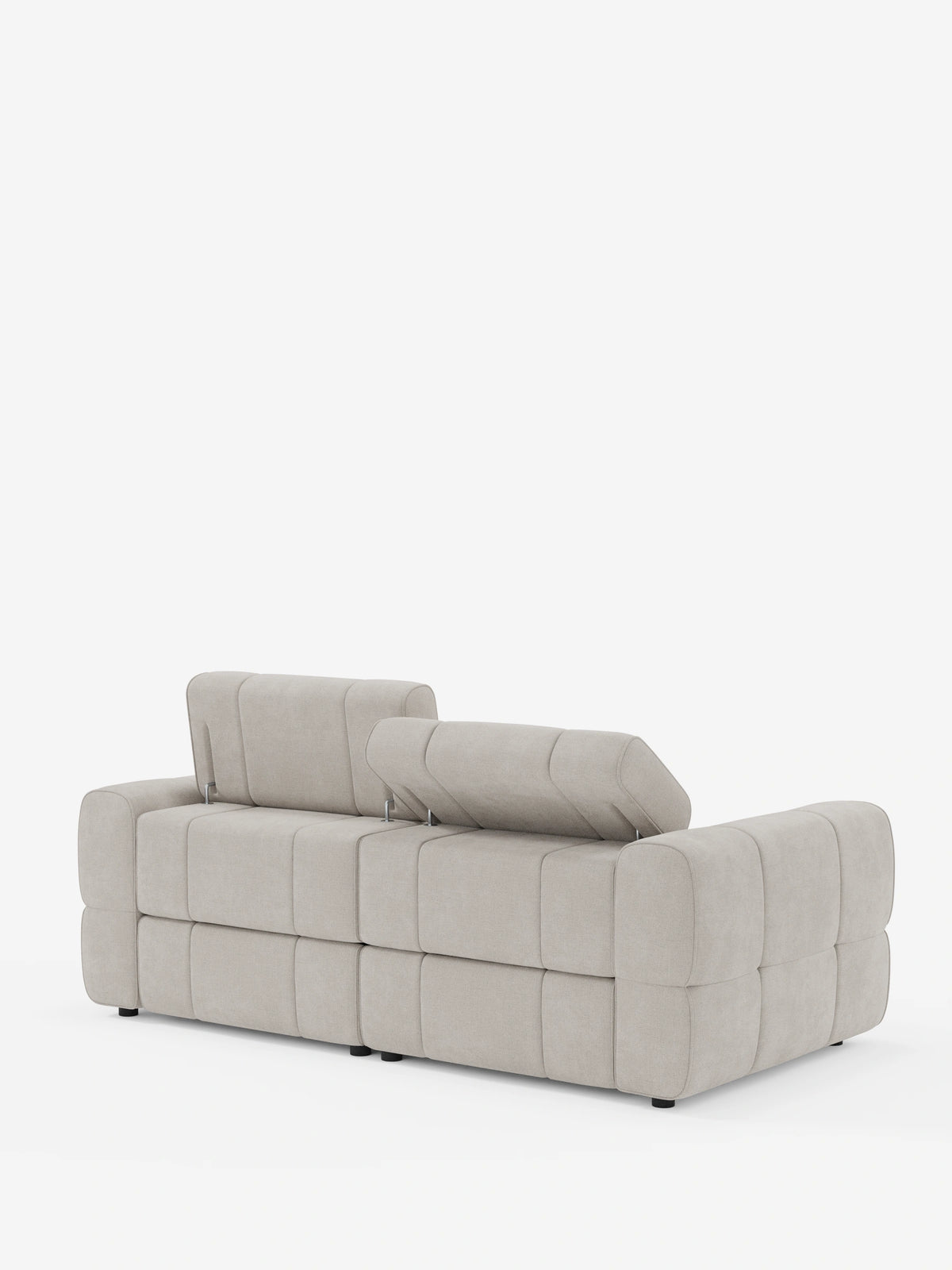 Un divano modulare Giotto a 3 posti color beige chiaro, con poggiatesta reclinabili e funzione relax elettrica opzionale, rivestito in tessuto smacchiabile T23, ripreso da dietro, caratterizzato da una trama trapuntata a pannelli, con un poggiatesta in posizione verticale e uno ribaltato.