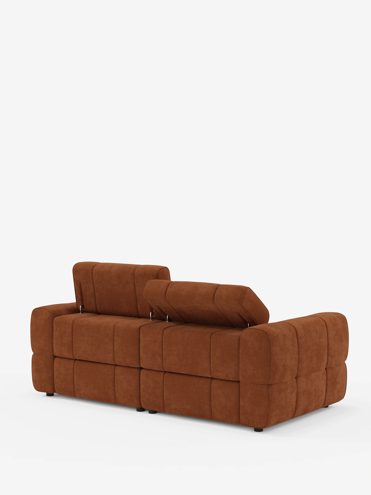 Divano modulare Giotto a 3 posti, con poggiatesta reclinabili e funzione relax elettrica opzionale, rivestito in tessuto smacchiabile T23: un divano dalle linee squadrate, trapuntato e con texture, di colore marrone ruggine, con un poggiatesta regolabile sollevato e uno piatto, su uno sfondo bianco a tinta unita.