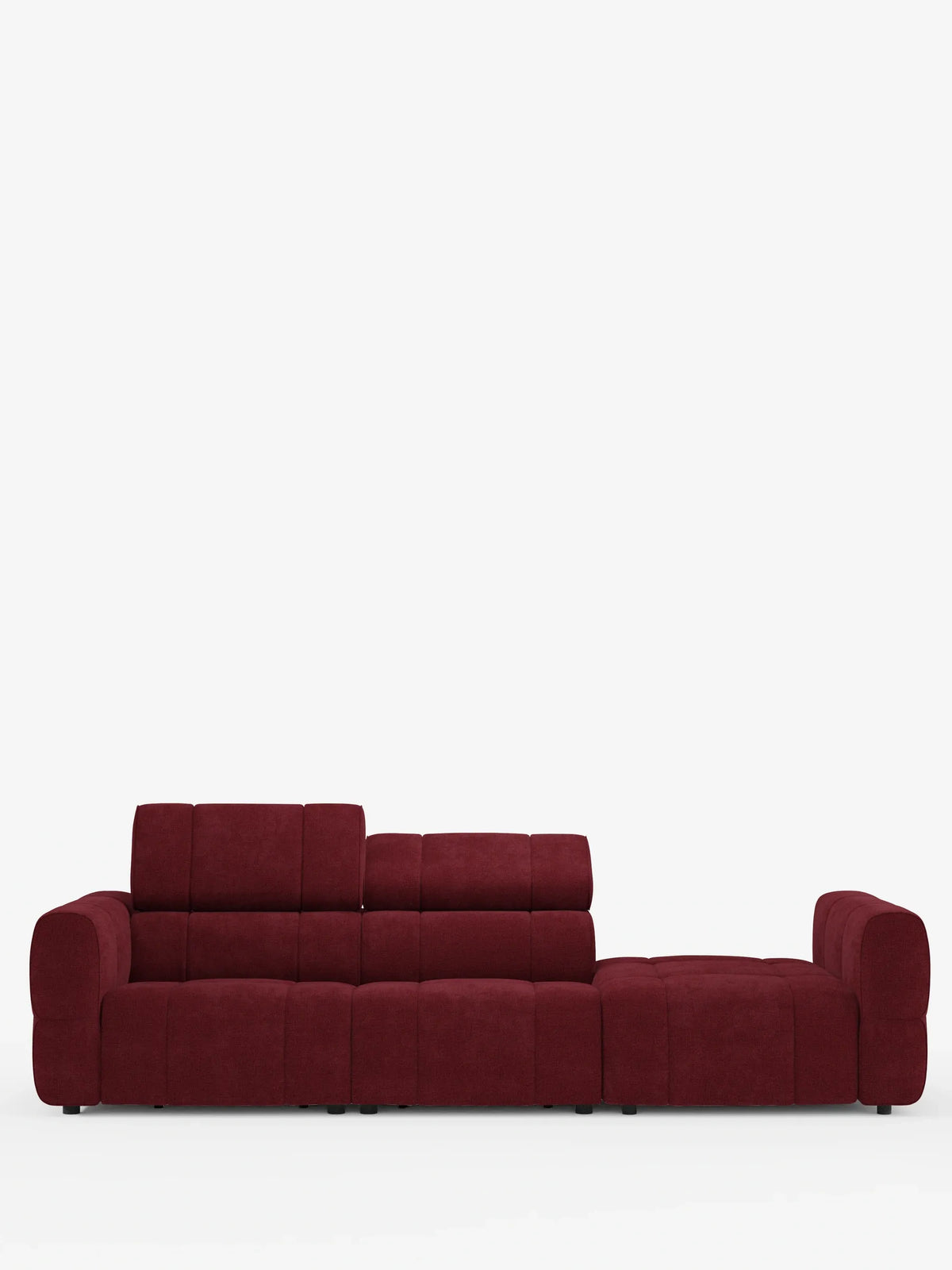 Il divano componibile Giotto con terminale aperto - opzione relax elettrico in tessuto smacchiabile T23 è un divano modulare color bordeaux dalla linea slanciata, con poggiatesta regolabili e una chaise longue aperta, che si staglia su uno sfondo bianco a tinta unita.
