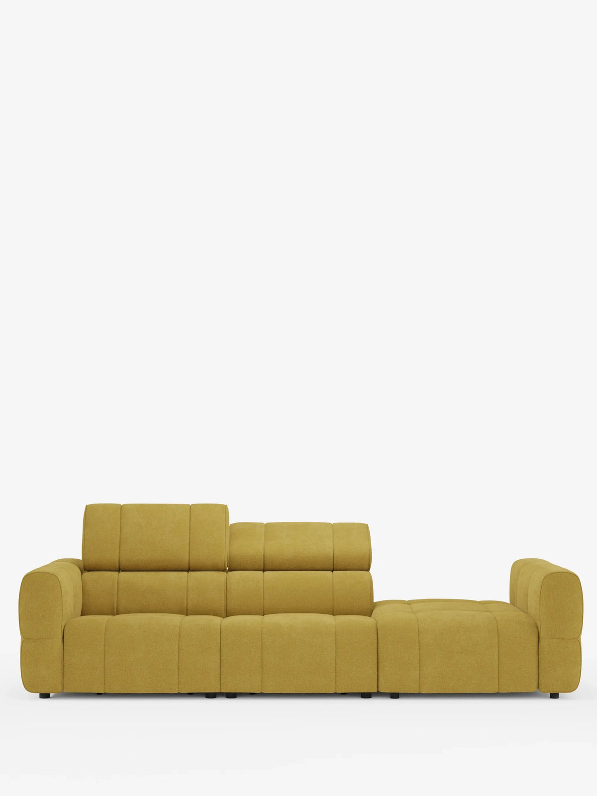Un divano componibile Giotto di colore giallo senape con terminale aperto – opzione relax elettrico in tessuto smacchiabile T23 su sfondo bianco, caratterizzato da una base lunga con pannelli verticali, schienali bassi e un terminale modulare aperto.
