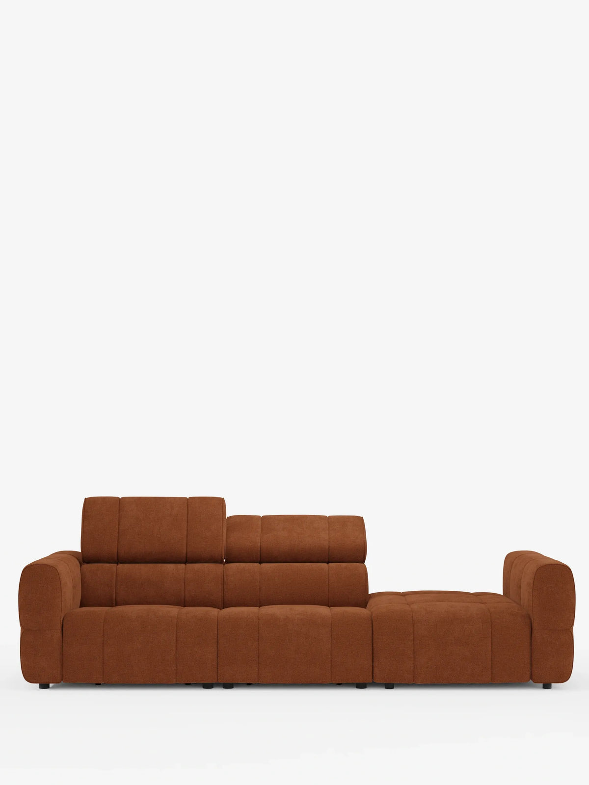 Il divano componibile Giotto con terminale aperto - opzione relax elettrico in tessuto smacchiabile T23 è un divano componibile color ruggine dal design ribassato e segmentato, caratterizzato da uno schienale asimmetrico con chaise longue aperta su un lato.