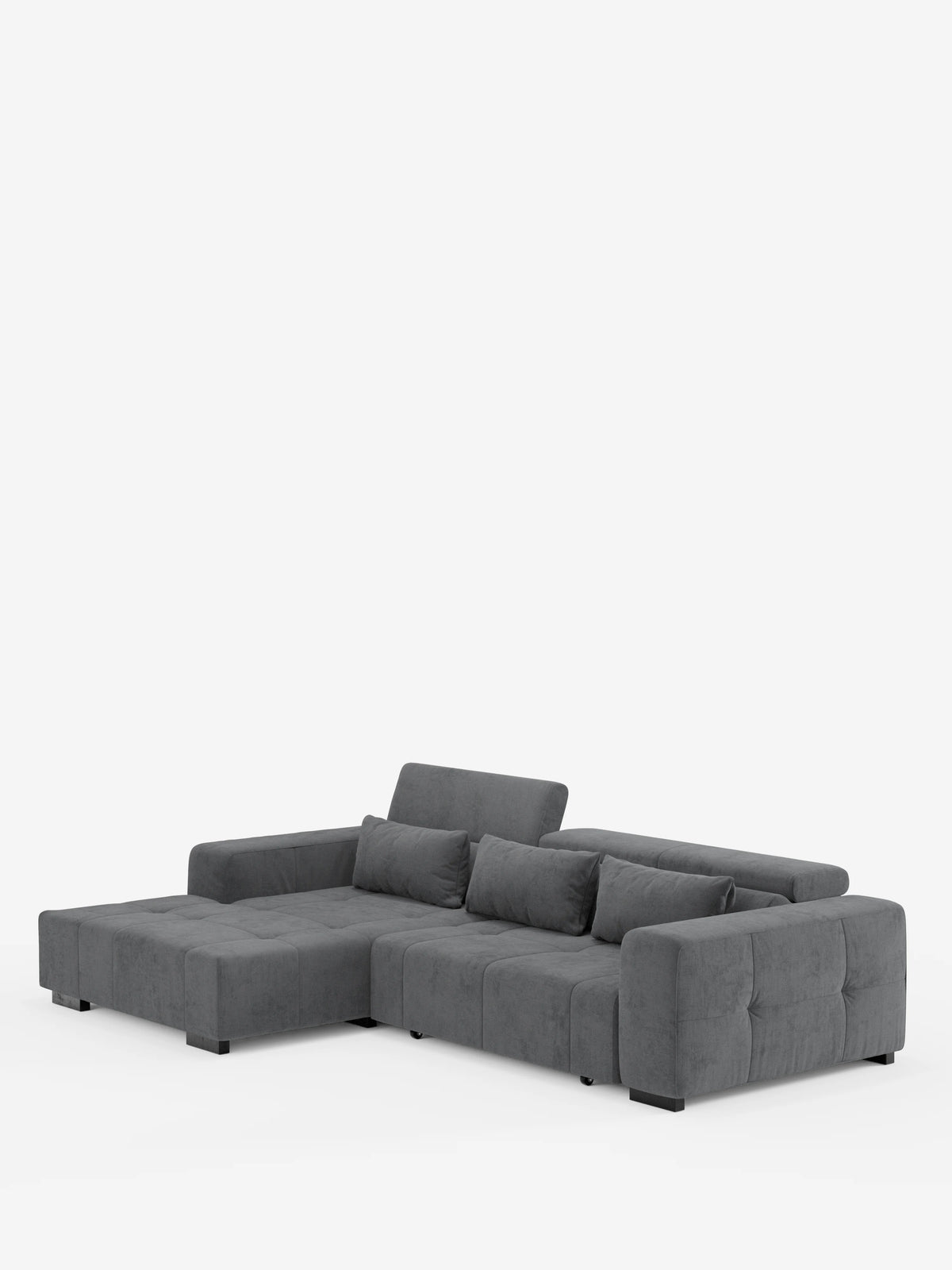 Il divano angolare Monarch con penisola e sistema Relax elettrico per l’allungamento delle sedute di Divani.Store è un divano componibile contemporaneo a forma di L, di colore grigio scuro, caratterizzato da ampi braccioli e schienali bassi. Rivestito in morbido tessuto T31 resistente alle macchie, è dotato di tre cuscini schienali, cuscini laterali coordinati e poggiatesta reclinabili regolabili per un maggiore comfort. Il divano presenta gambe corte nere ed è esposto su uno sfondo bianco a tinta unita.
