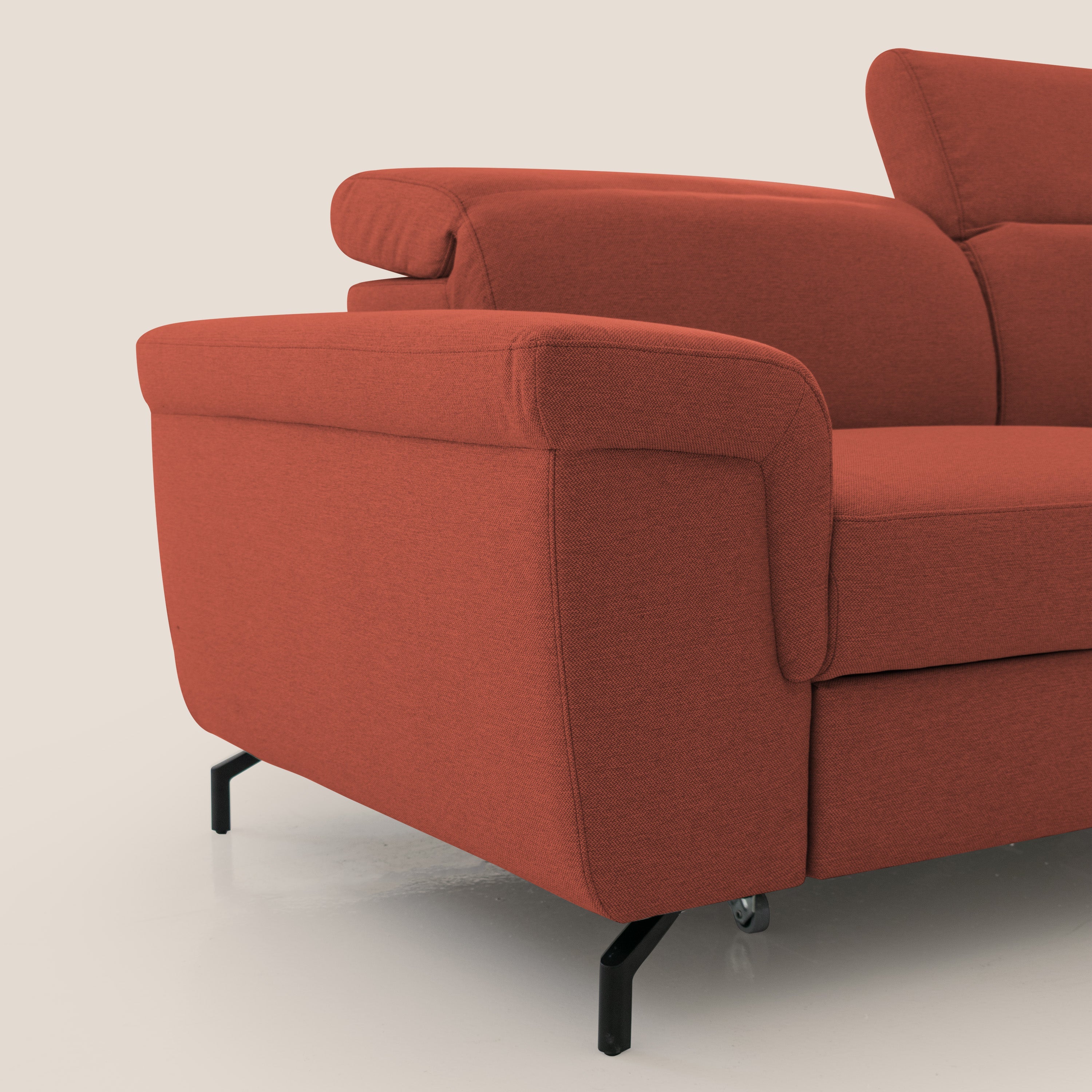 Aisha Divano con poggiapiedi estraibile piedini alti e poggiatesta reclinabili in tessuto Smacchiabile T05 rosso - divani.store