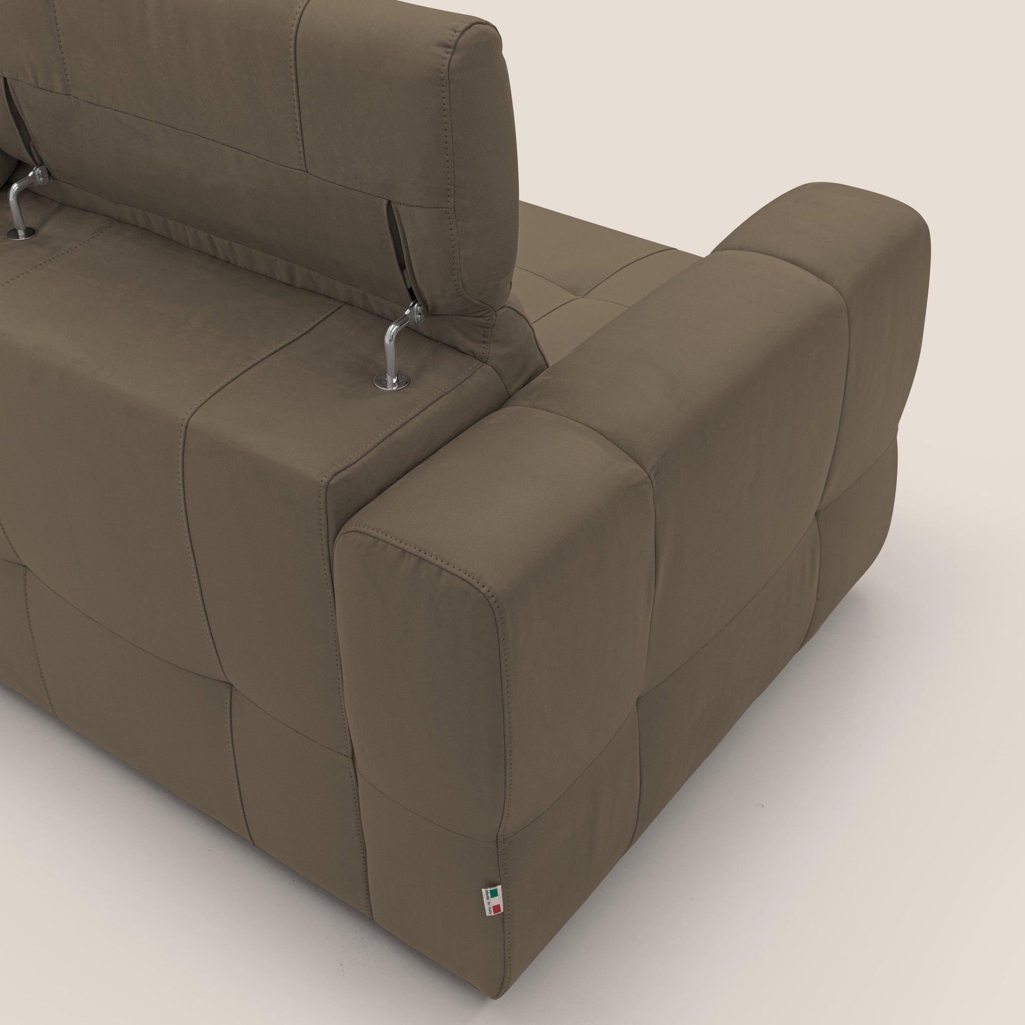 Kronos Ecksofa mit ausziehbarer Ottomane und mobilem Hocker mit Staufach aus wasserfester Mikrofaser T11