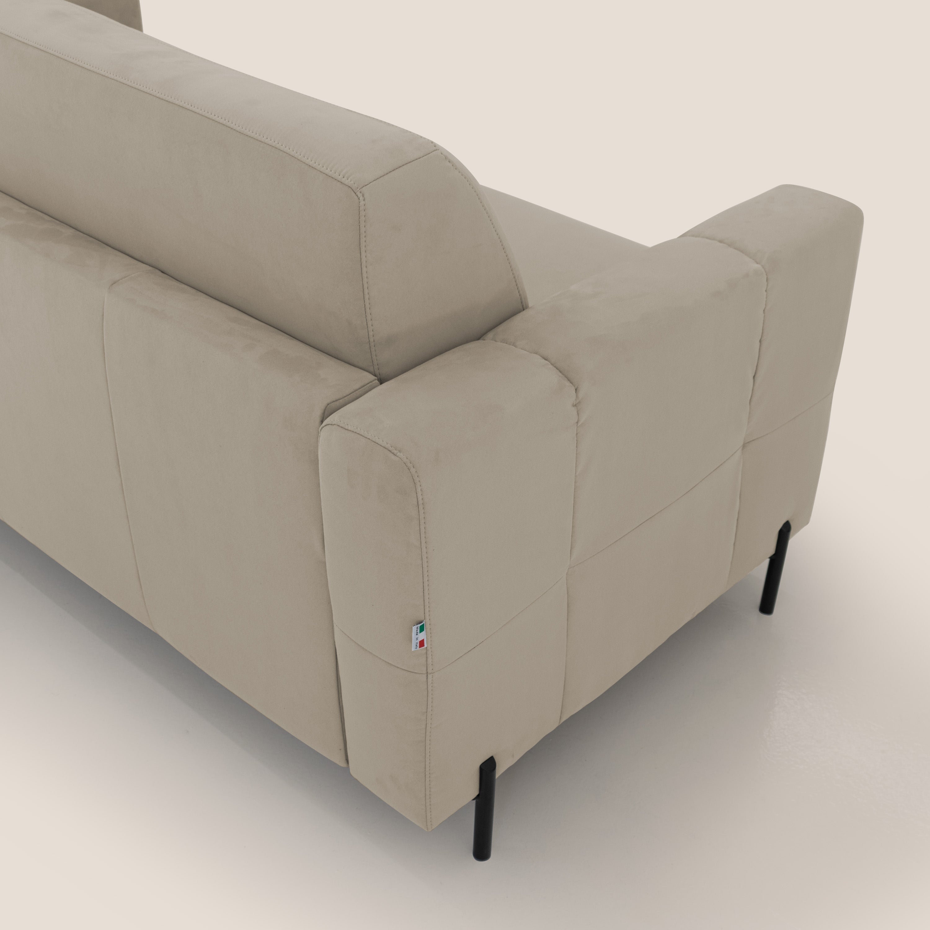 Ortensia divano letto materasso H18 cm con piedi alti in elegante microfibra smacchiabile T11 tortora - divani.store